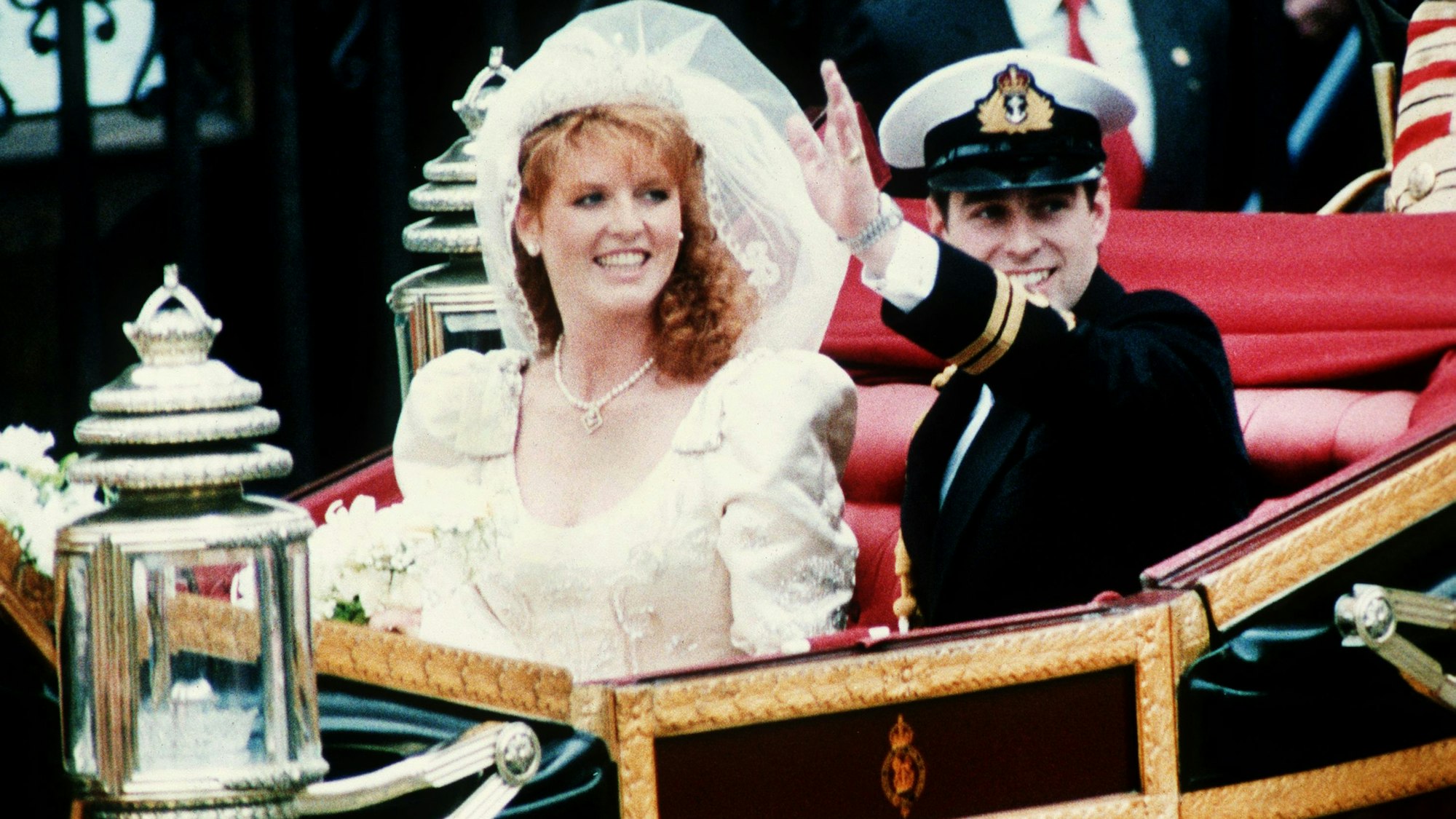 Deras Bild zeigt den damaligen Prinz Andrew und die bürgerliche Sarah Ferguson nach der Trauung 1986 in einer offenen Kutsche. Foto: -/epa/dpa