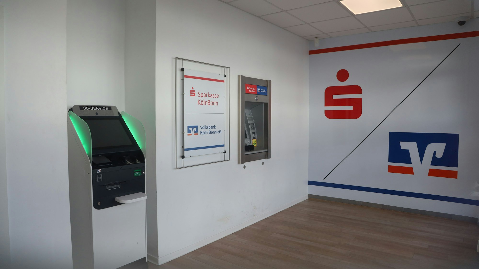 Gemeinsame Geldautomaten von Sparkasse und Volksbank in Köln-Esch