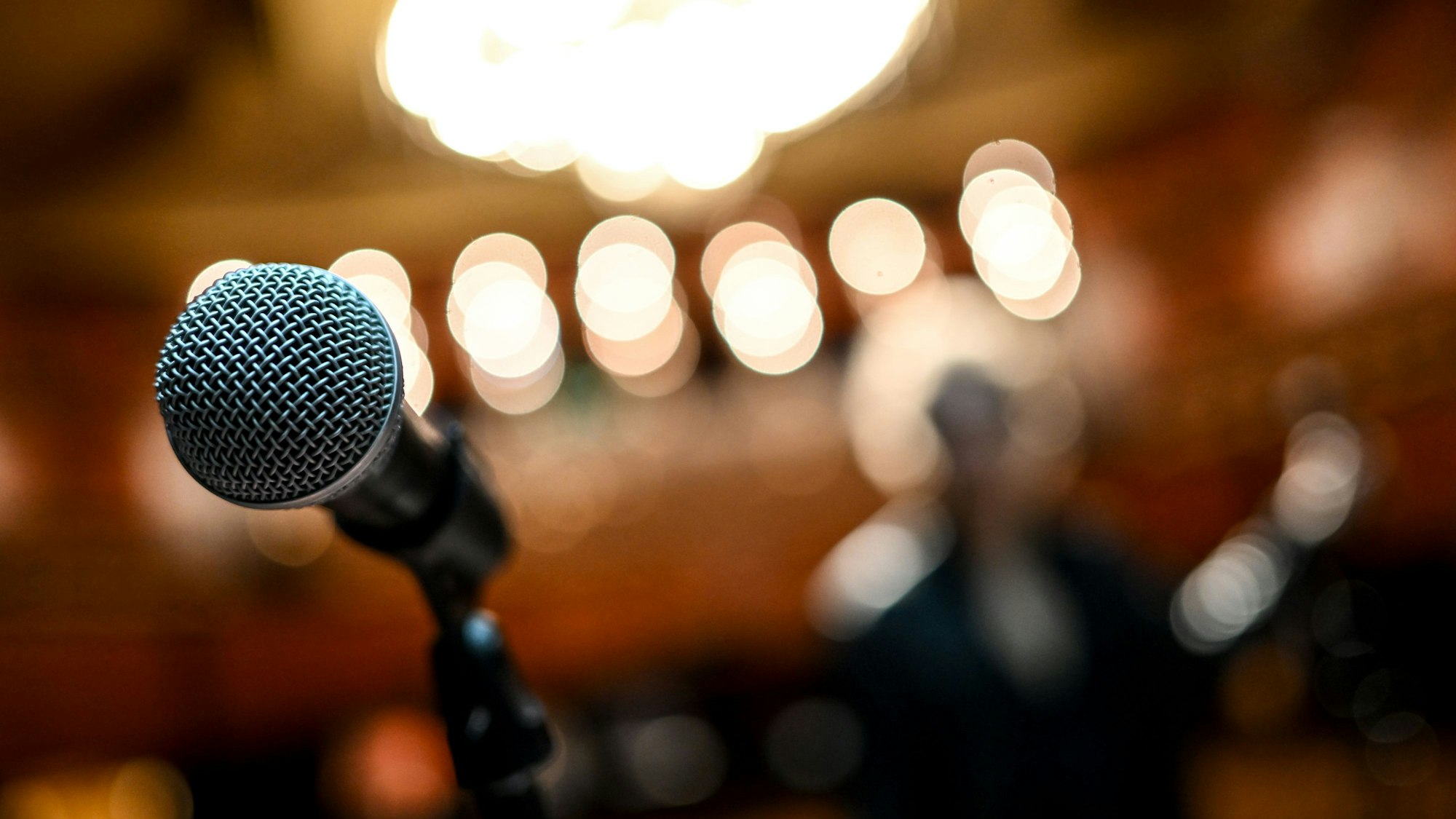 Ein Mikrofon auf der Bühne. (Symbolbild)