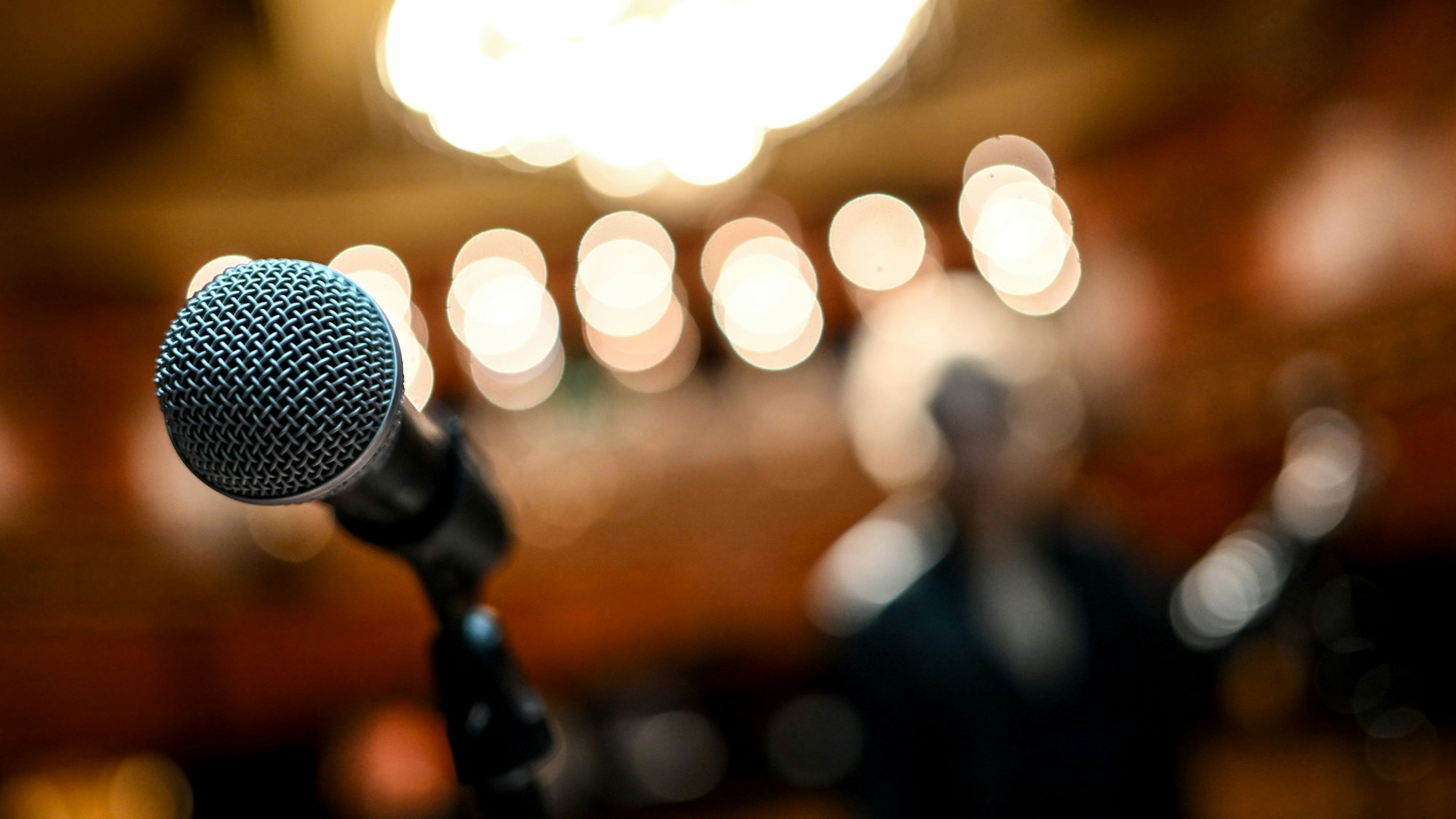 Mikrofon auf der Bühne. (Symbolbild)