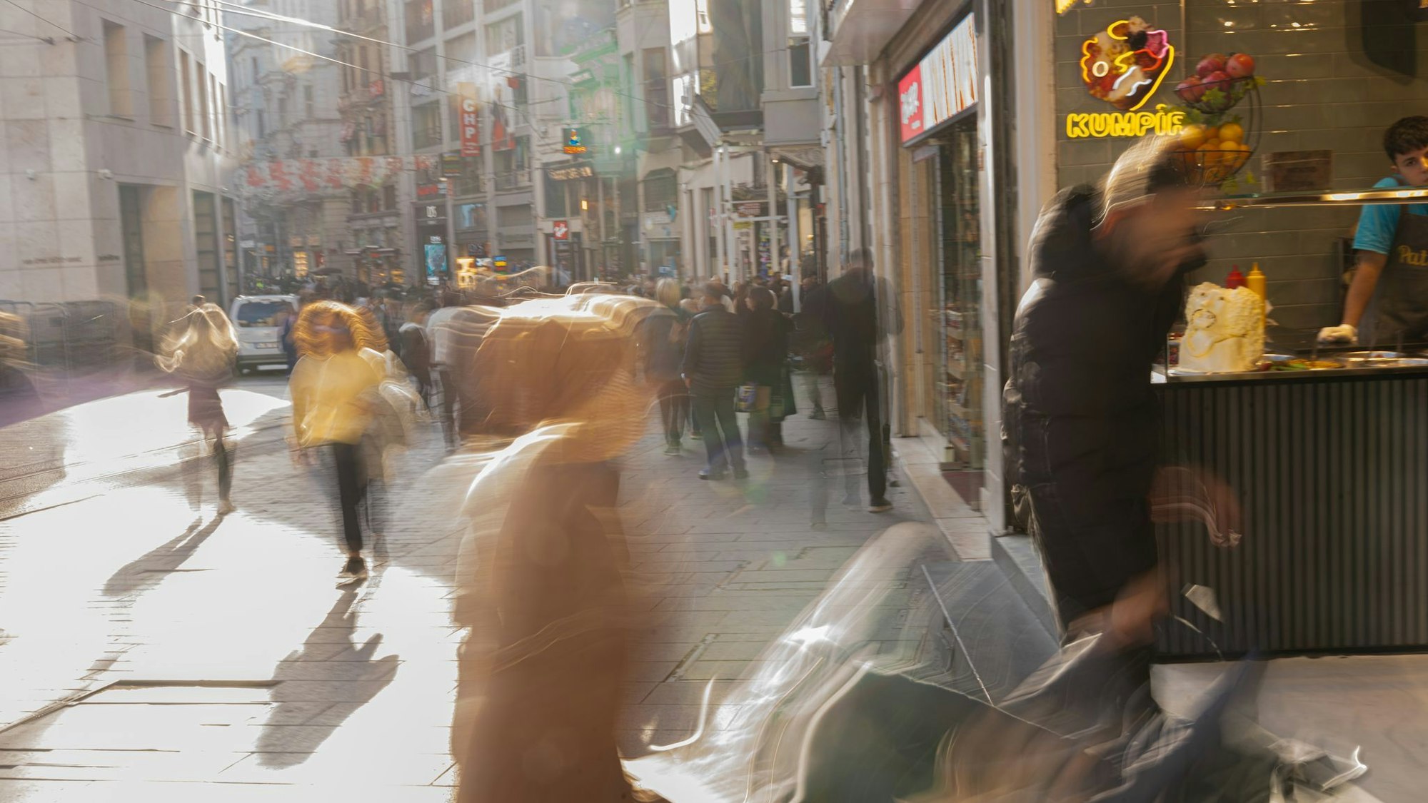 Ermittler vermuteten bisher eine Lebensmittelvergiftung, etwa durch Streetfood.