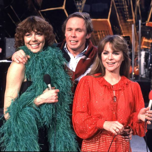 Lill Lindfors, Peter Kraus und Cornelia Froboess stehen auf der Bühne.