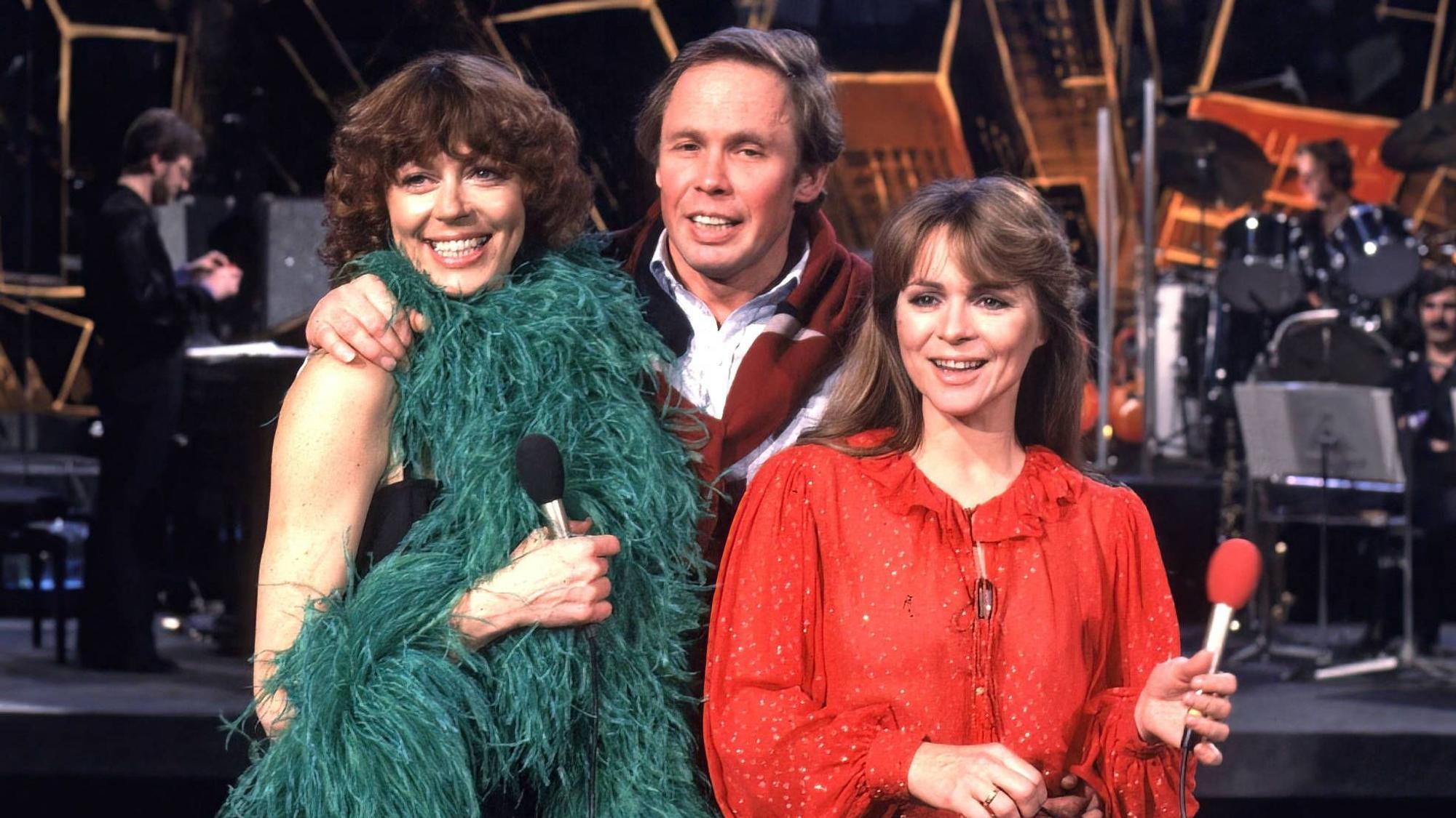 Lill Lindfors, Peter Kraus und Cornelia Froboess stehen auf der Bühne.