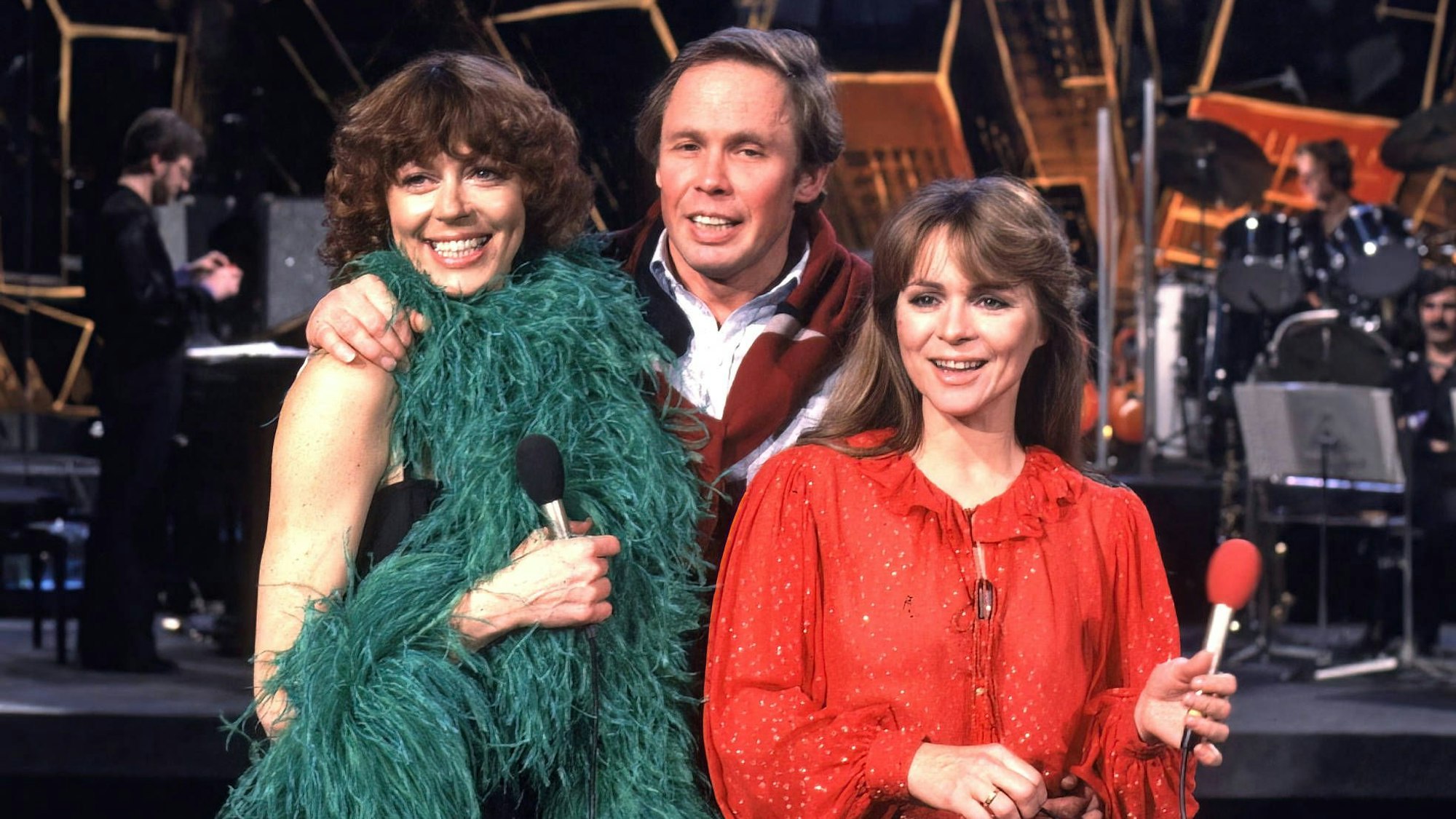 Lill Lindfors, Peter Kraus und Cornelia Froboess stehen auf der Bühne.