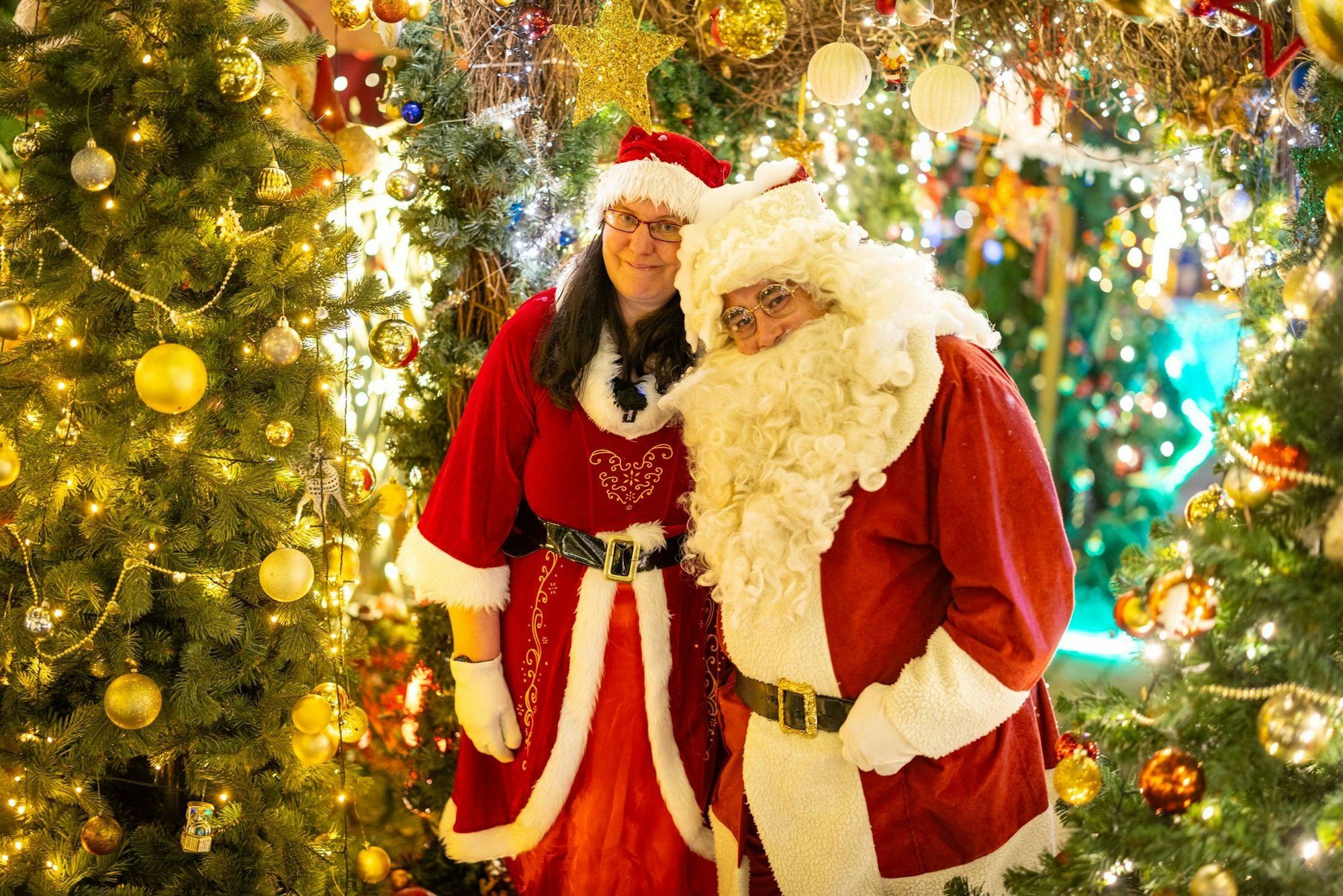 Altenpfleger Dirk van Acken und seine Partnerin Nicole Tratz im Weihnachtskostüm.