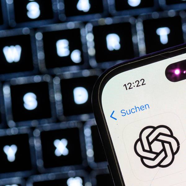 Ein Smartphone mit der App des KI-Chatbots ChatGPT ist vor dem Logo des US-Softwareunternehmens OpenAI zu sehen.