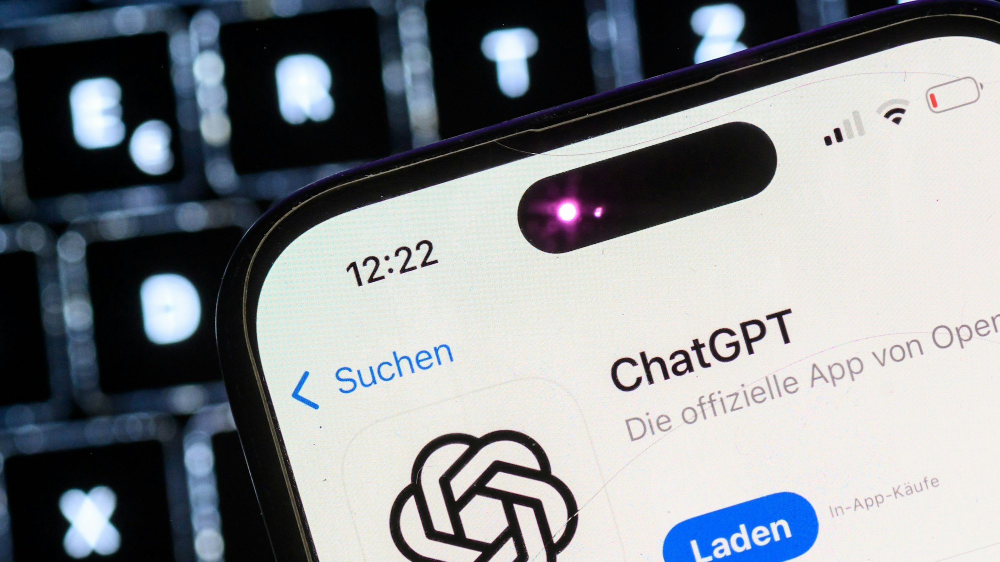 Tastatur und Display eines Smartphones.