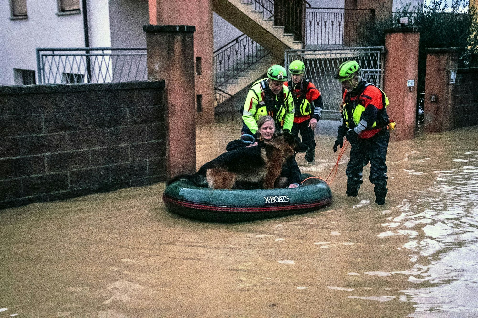Eine Frau musste mit ihrem Hund im Schlauchboot gerettet werden.