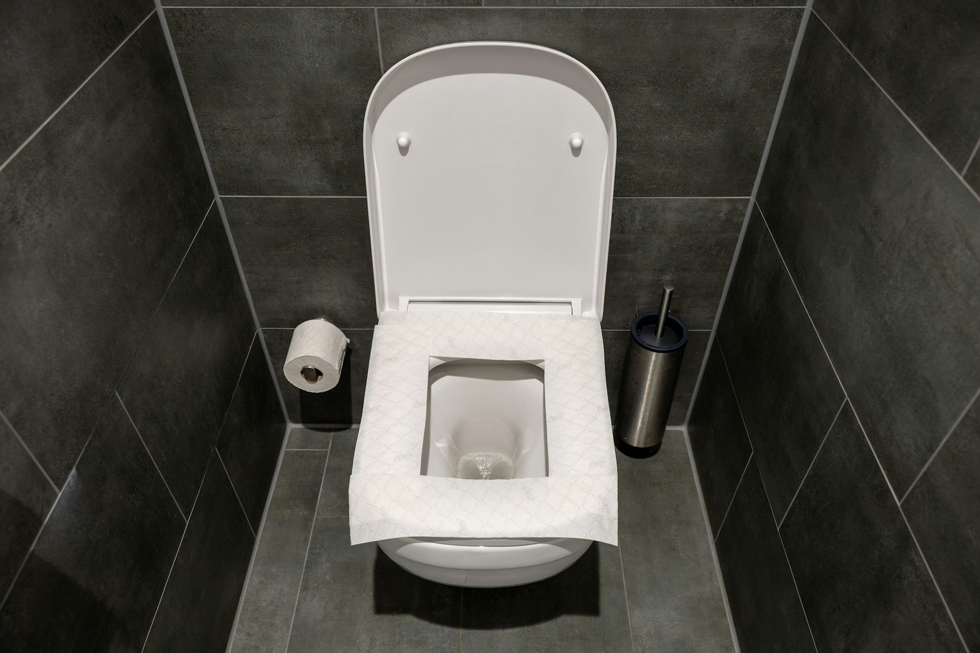 Kann nach hinten losgehen: Die Klobrille mit Toilettenpapier auszulegen, ist keine gute Idee, sagt ein Hygiene-Professor.