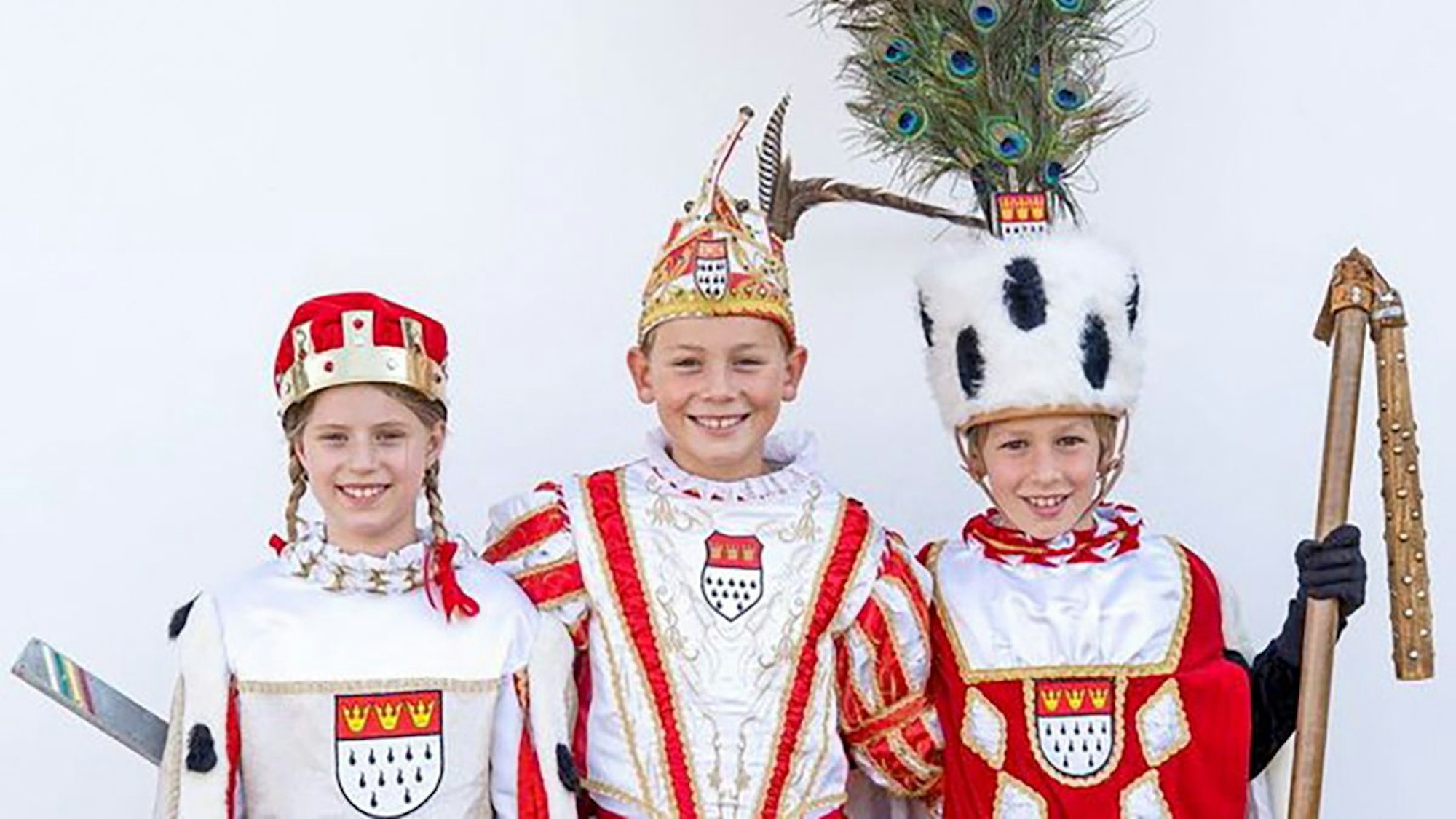 Bereit für die Session ist das Poller Kinderdreigestirn um Jungfrau Hannah (Balmes), Prinz Bennett (Dunker) und Bauer Lavi (Eppelt) (v.l.).