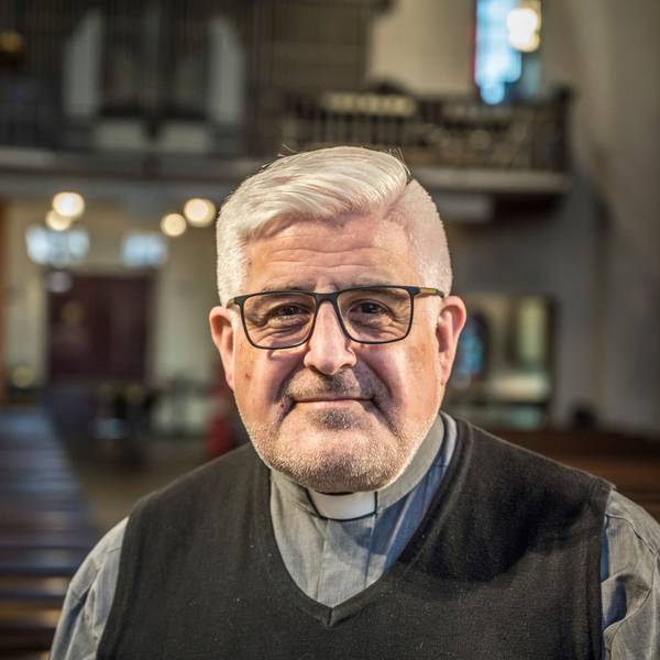 Stadtdechant Heinz-Peter Teller in der Kirche Sankt Remigius.