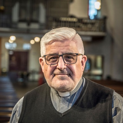 Stadtdechant Heinz-Peter Teller in der Kirche Sankt Remigius.