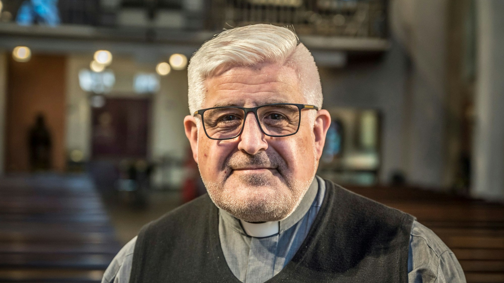 Stadtdechant Heinz-Peter Teller in der Kirche Sankt Remigius.