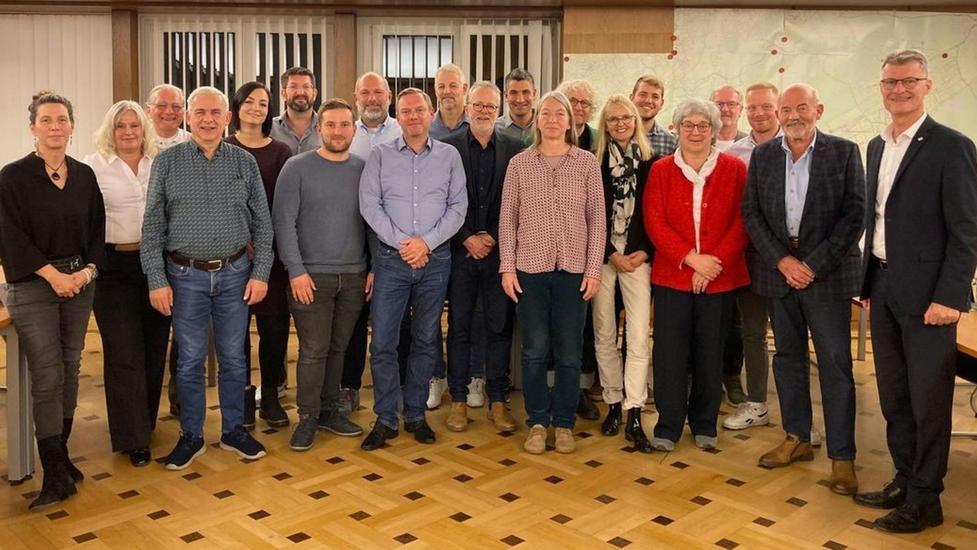 Die Mitglieder des Gemeinderates in Dahlem und die Verwaltungsspitze stehen im Sitzungssaal des Rathauses zusammen