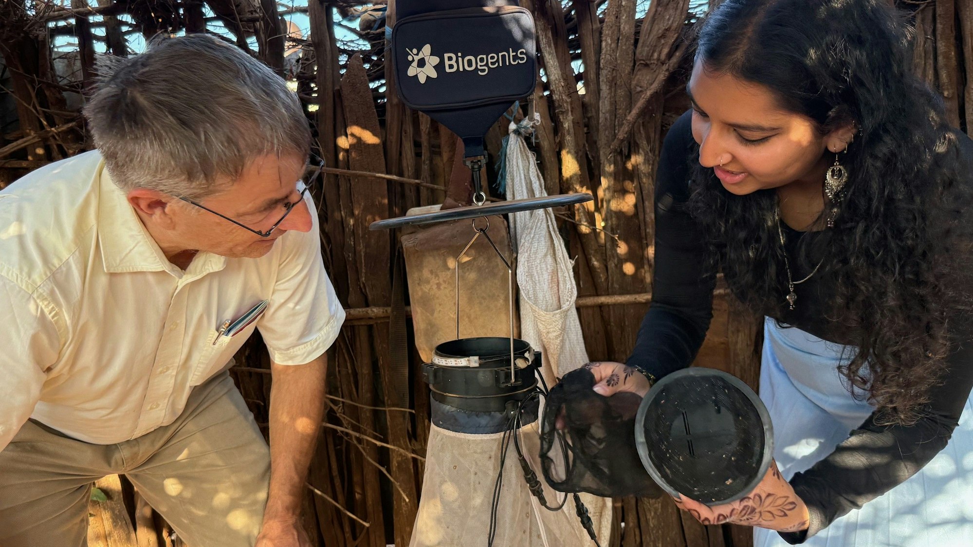 Jakob Zinsstag und Sneha Gupta zeigen eine Mückenfalle.