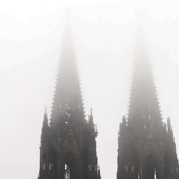 Die Türme des Kölner Doms im Nebel