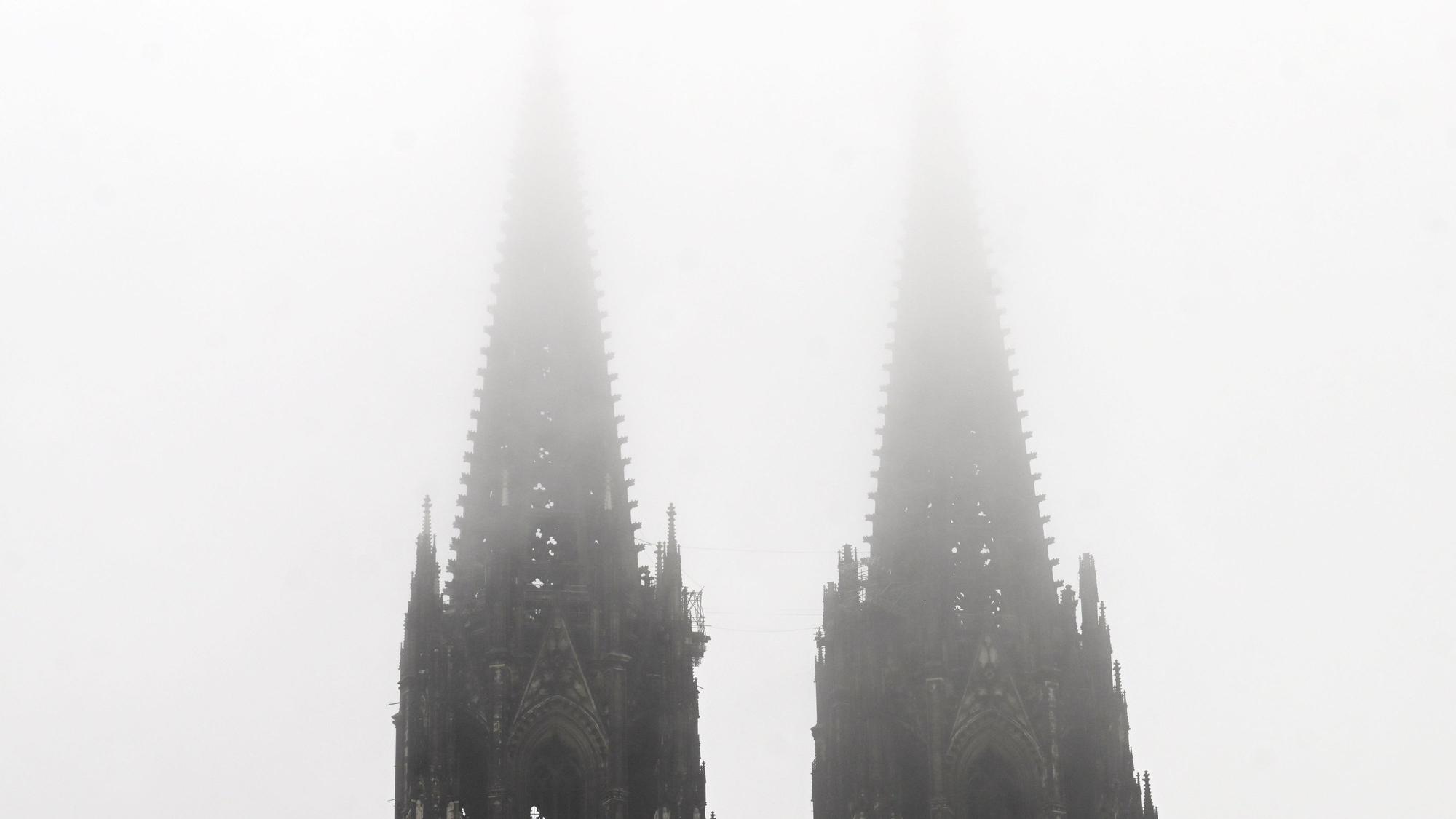 Die Türme des Kölner Doms im Nebel