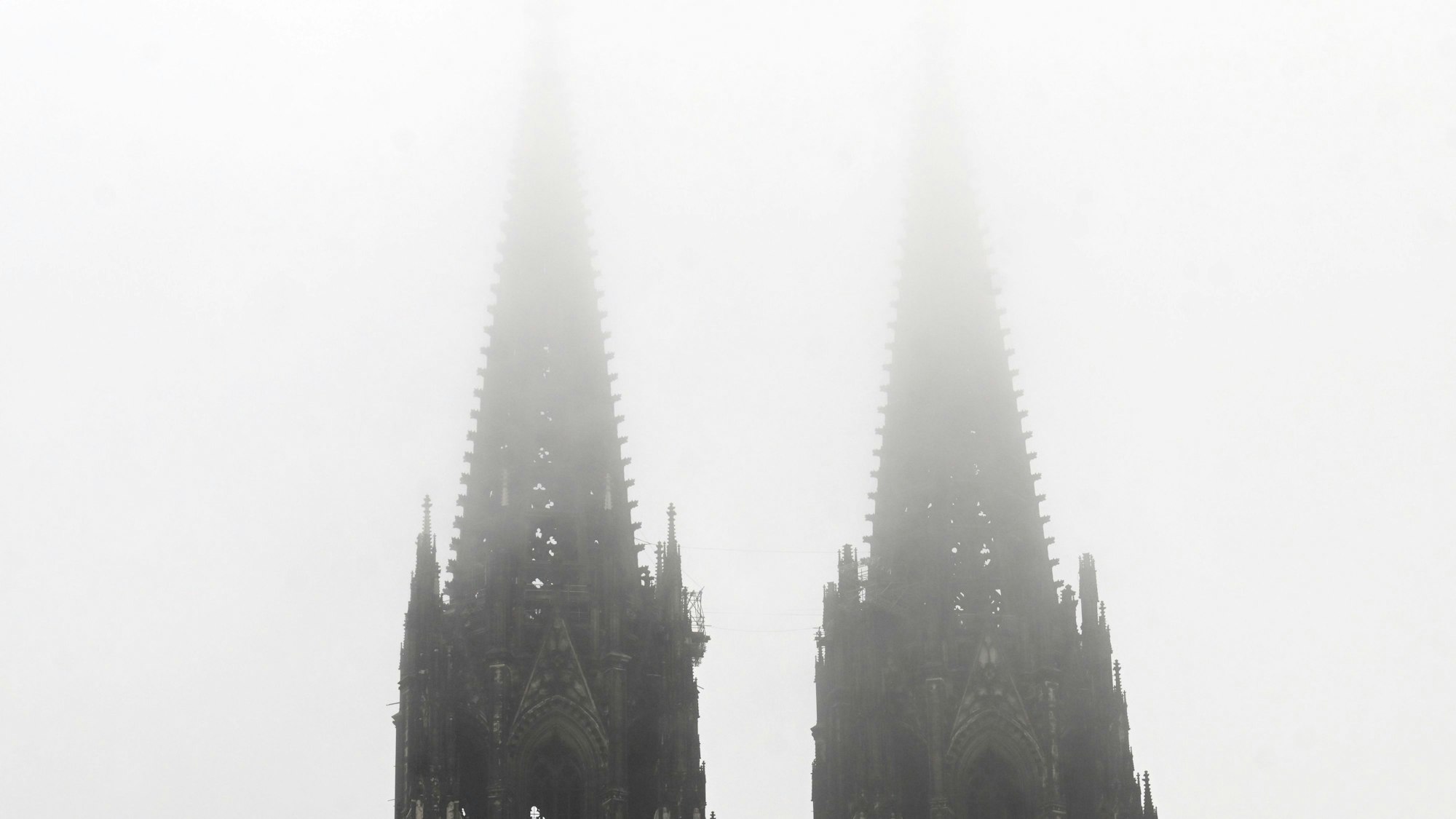 Die Türme des Kölner Doms im Nebel