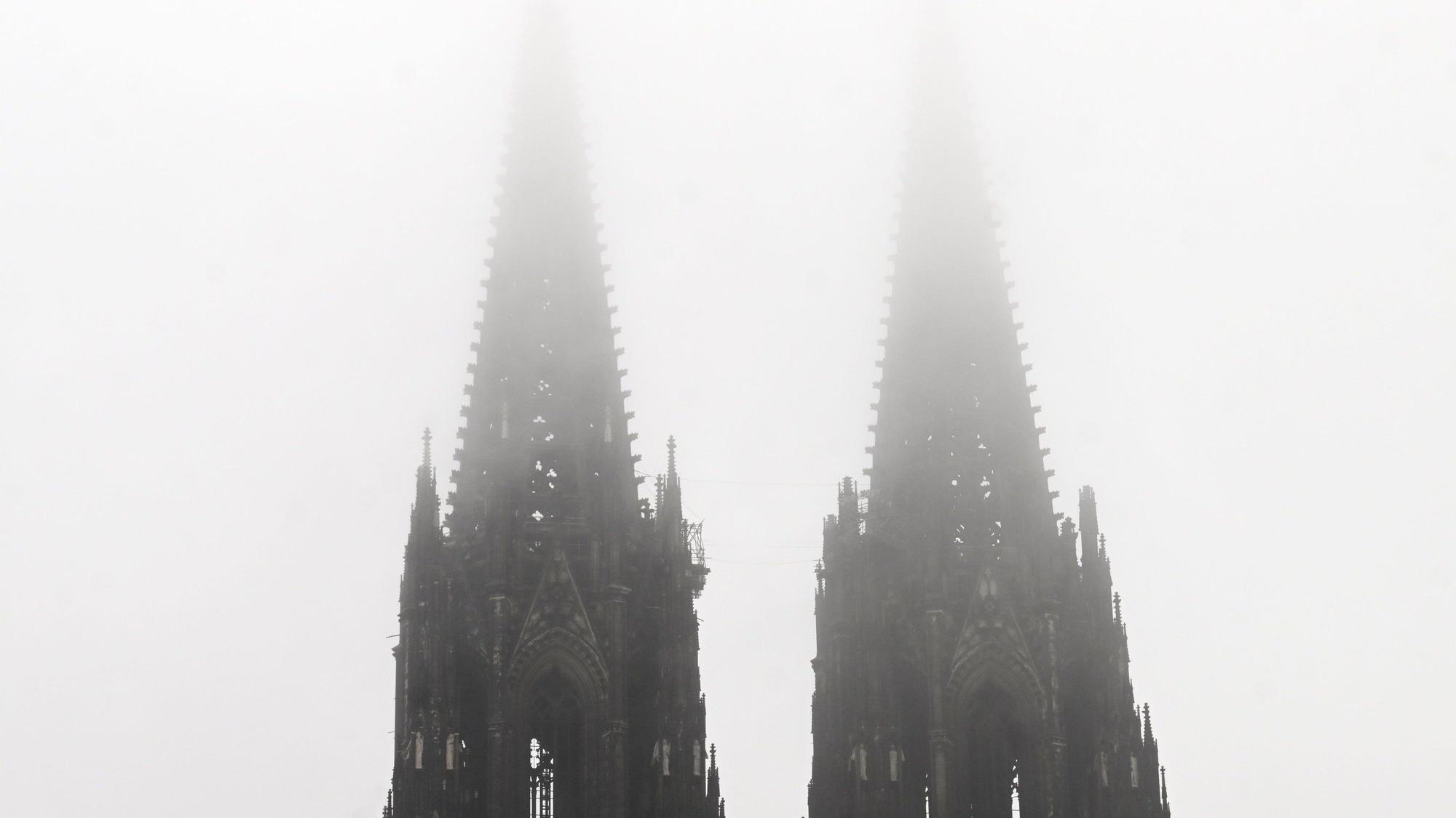 Im Nebel verschwinden die Türme des Kölner Doms (Bild vom 16. November). Hier könnte es vereinzelte Schneeflocken geben.