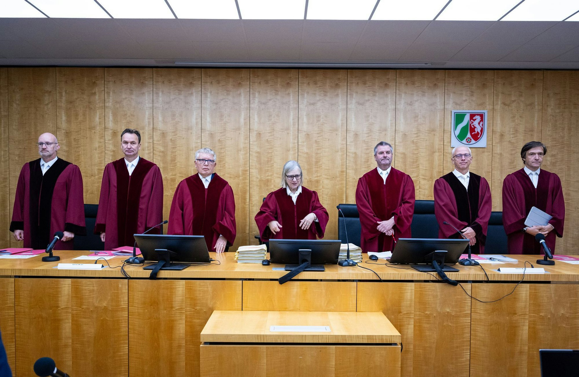 Der Verfassungsgerichtshof des Landes Nordrhein-Westfalen mit Präsidentin Barbara Dauner-Lieb (Mitte) hat ein Urteil im Streit um die Gemeindefinanzierung verkündet. (Archivbild)
