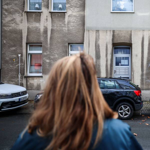 In einem Mehrfamilienhaus in Bochum ist ein zwölfjähriges Mädchen bei einem Polizeieinsatz durch Schüsse aus einer Dienstwaffe lebensgefährlich verletzt worden.