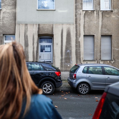 In einem Mehrfamilienhaus in Bochum ist ein zwölfjähriges Mädchen bei einem Polizeieinsatz durch Schüsse aus einer Dienstwaffe lebensgefährlich verletzt worden.