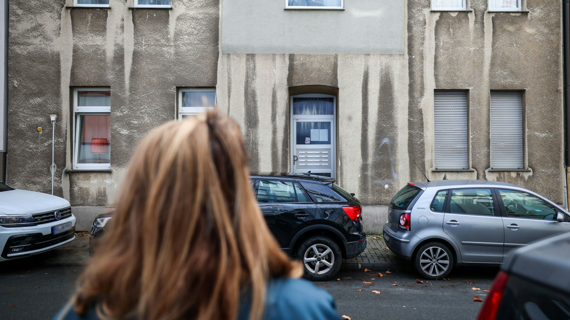 In einem Mehrfamilienhaus in Bochum ist ein zwölfjähriges Mädchen bei einem Polizeieinsatz durch Schüsse aus einer Dienstwaffe lebensgefährlich verletzt worden.