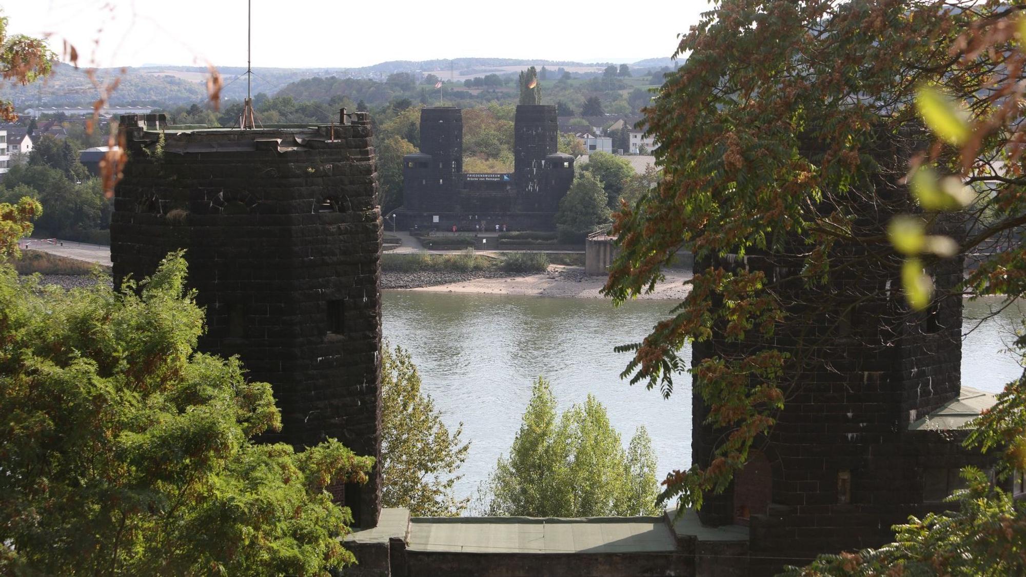Die historischen Brückentürme der einstigen Ludendorff-Brücke, dazwischen der Rhein.