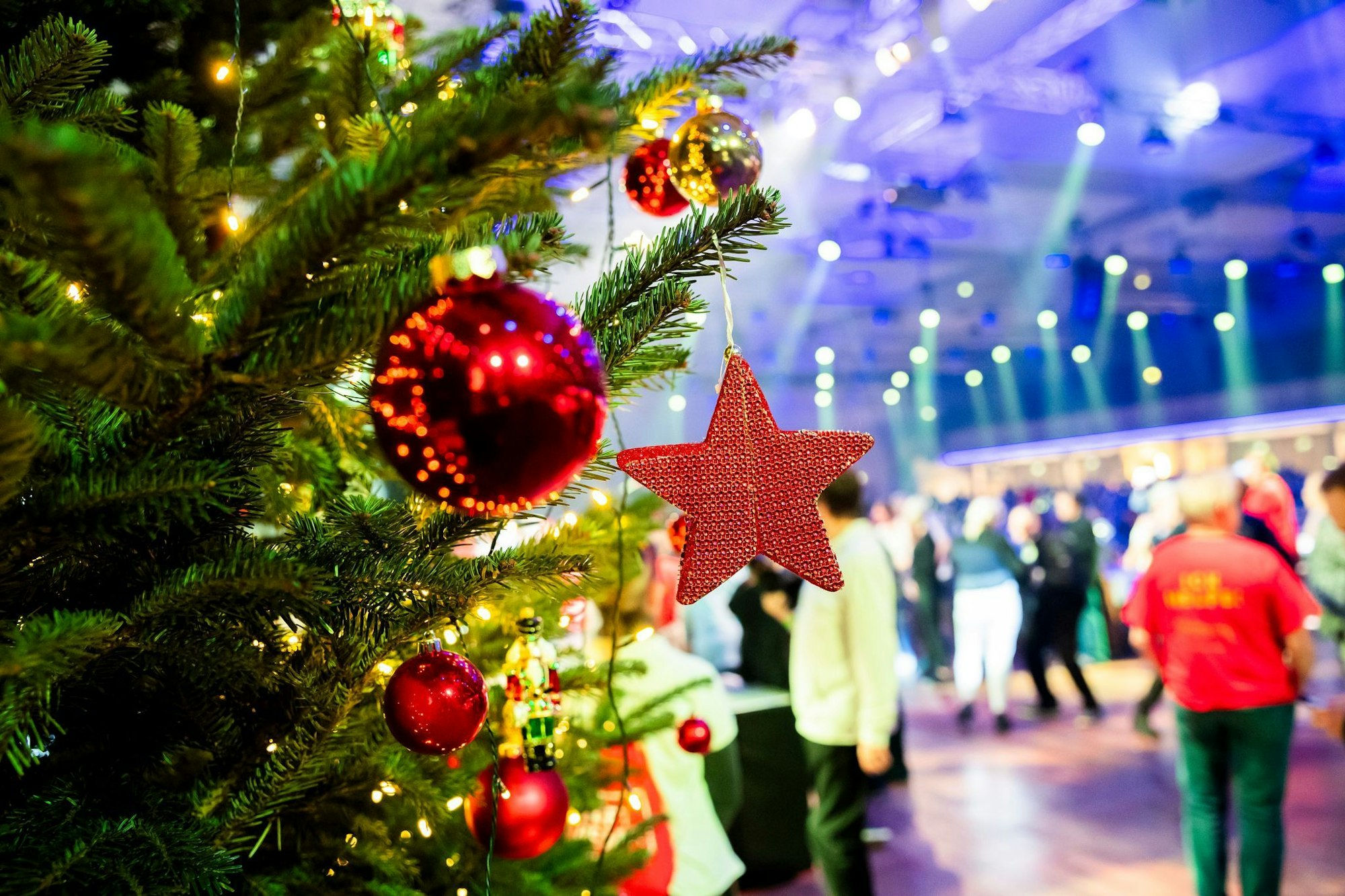 Kreative Spiele bringen frischen Wind in die Weihnachtsfeier, fördern Wertschätzung und stärken das Teamgefühl.