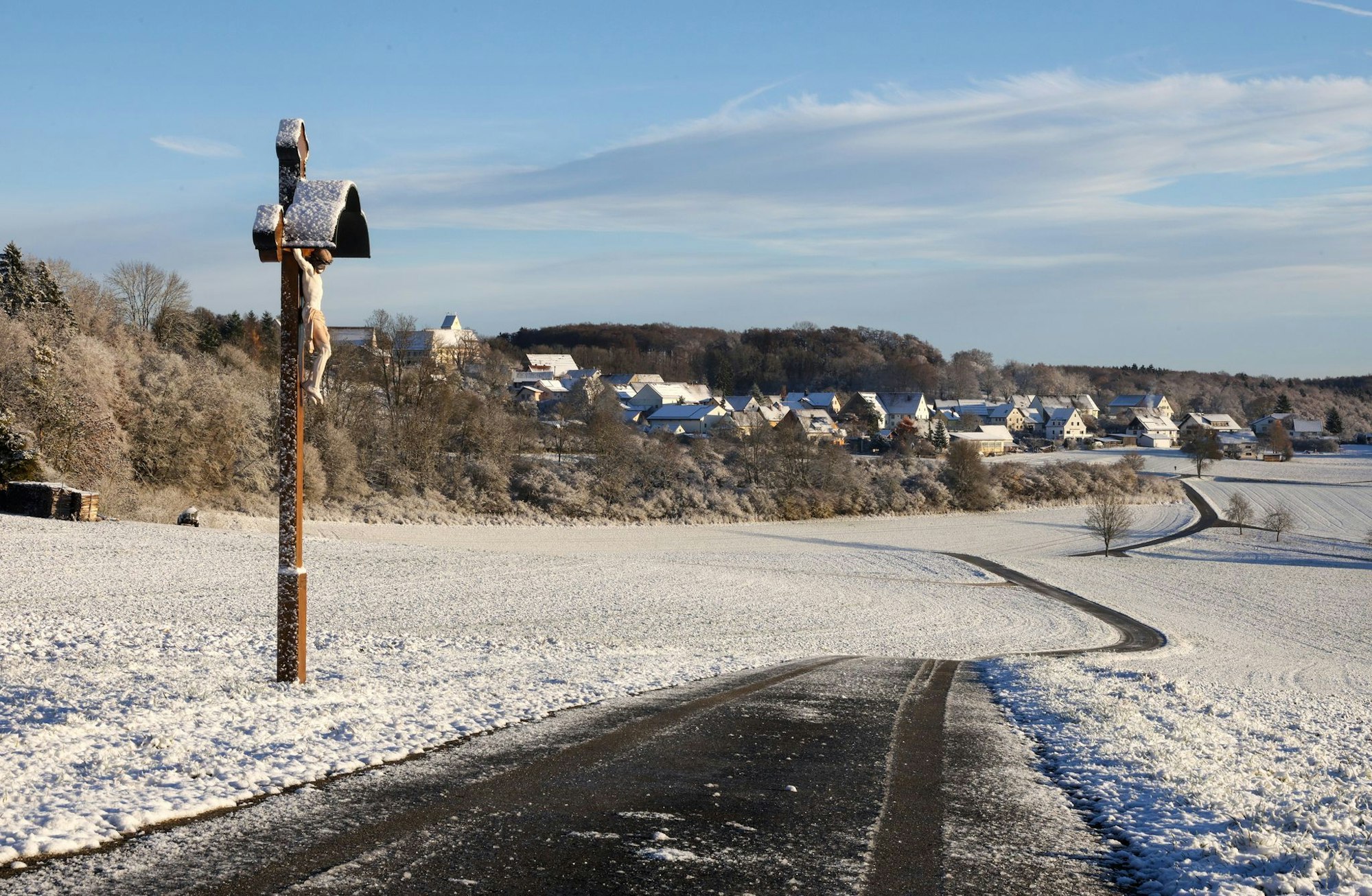 Fast schon ein Winterwunderland? Schnee am Morgen auf der Schwäbischen Alb.