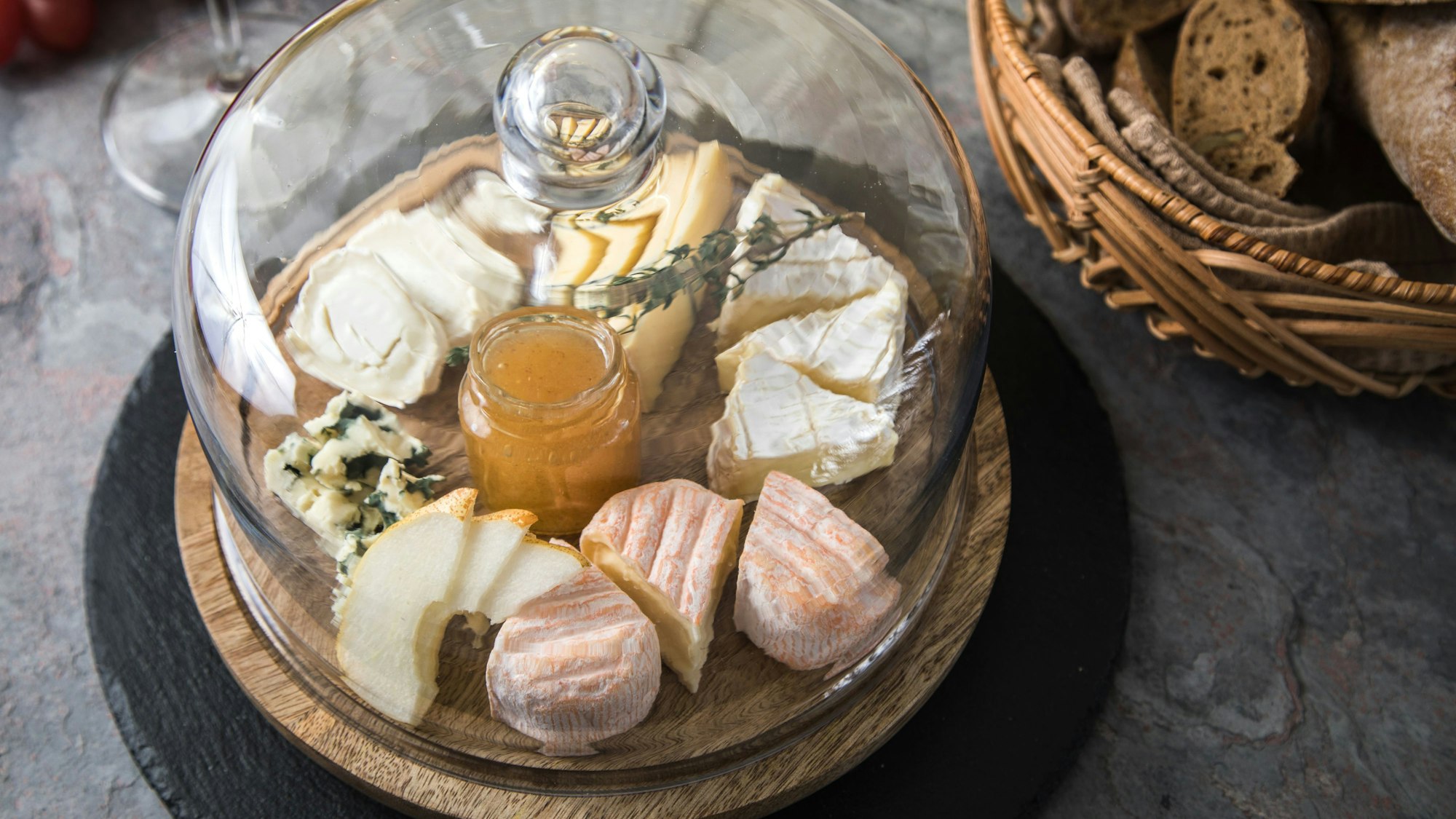 Raclettekäse oder auch Käse für eine Käseplatte bekommt man im Käsehaus Wingenfeld. (Symbolbild)