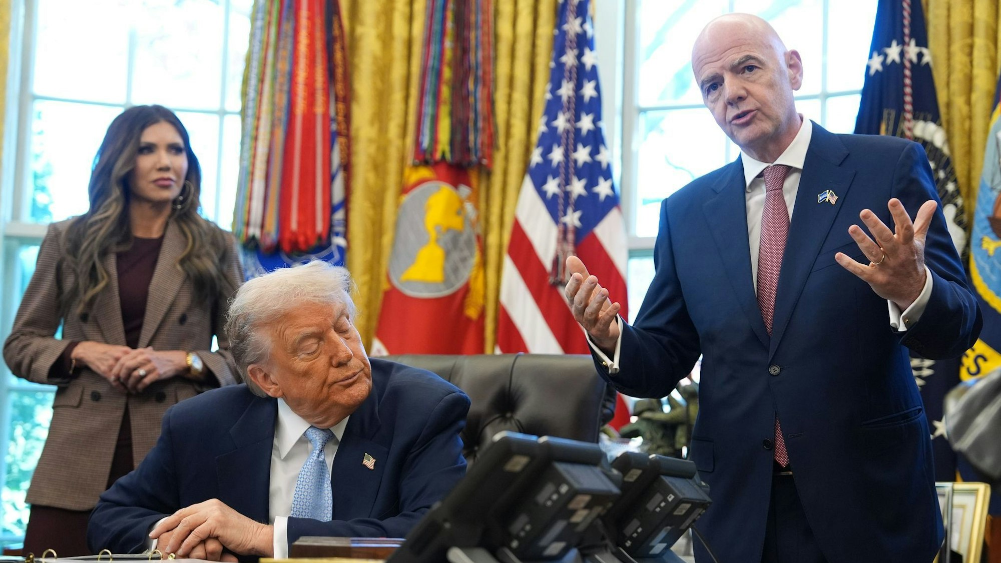 US-Präsident Donald Trump (M) droht mit Spielverlegungen, FIFA-Präsident Gianni Infantino gibt sich zurückhaltend.