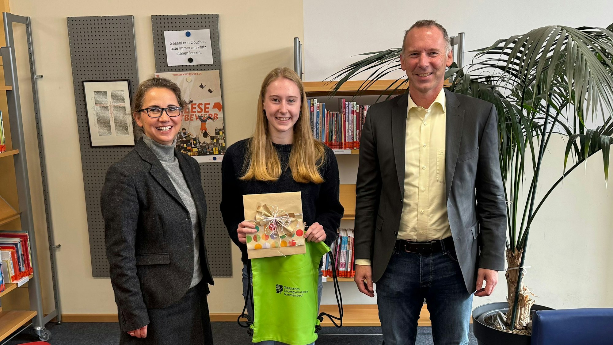 Sigrid Höffken und Markus Niklas übergeben Rebecca Dißmann ein kleines Präsent.