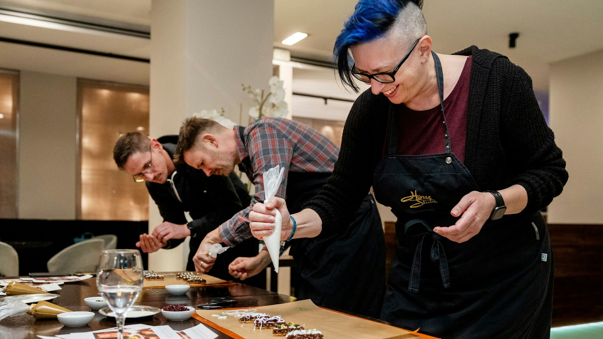 17.11.2025, Köln: Leser*innen des Kölner Stadt-Anzeiger backen unter der Anleitung von Franziska Claßen und Pavel Tanev im Excelsior Hotel Ernst Weihnachtsplätzchen.
Foto: Michael Bause