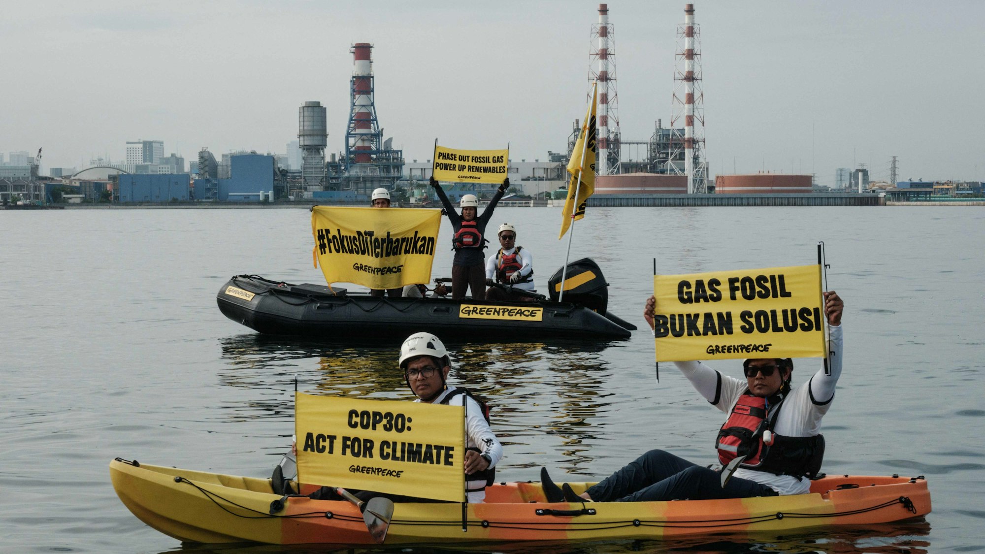 Das Bild zeigt Greenpeace-Aktivisten bei einer Protestaktion am Rande der COP30-Klimakonferenz im brasilianischen Belem. Foto: Yasuyoshi Chiba/AFP