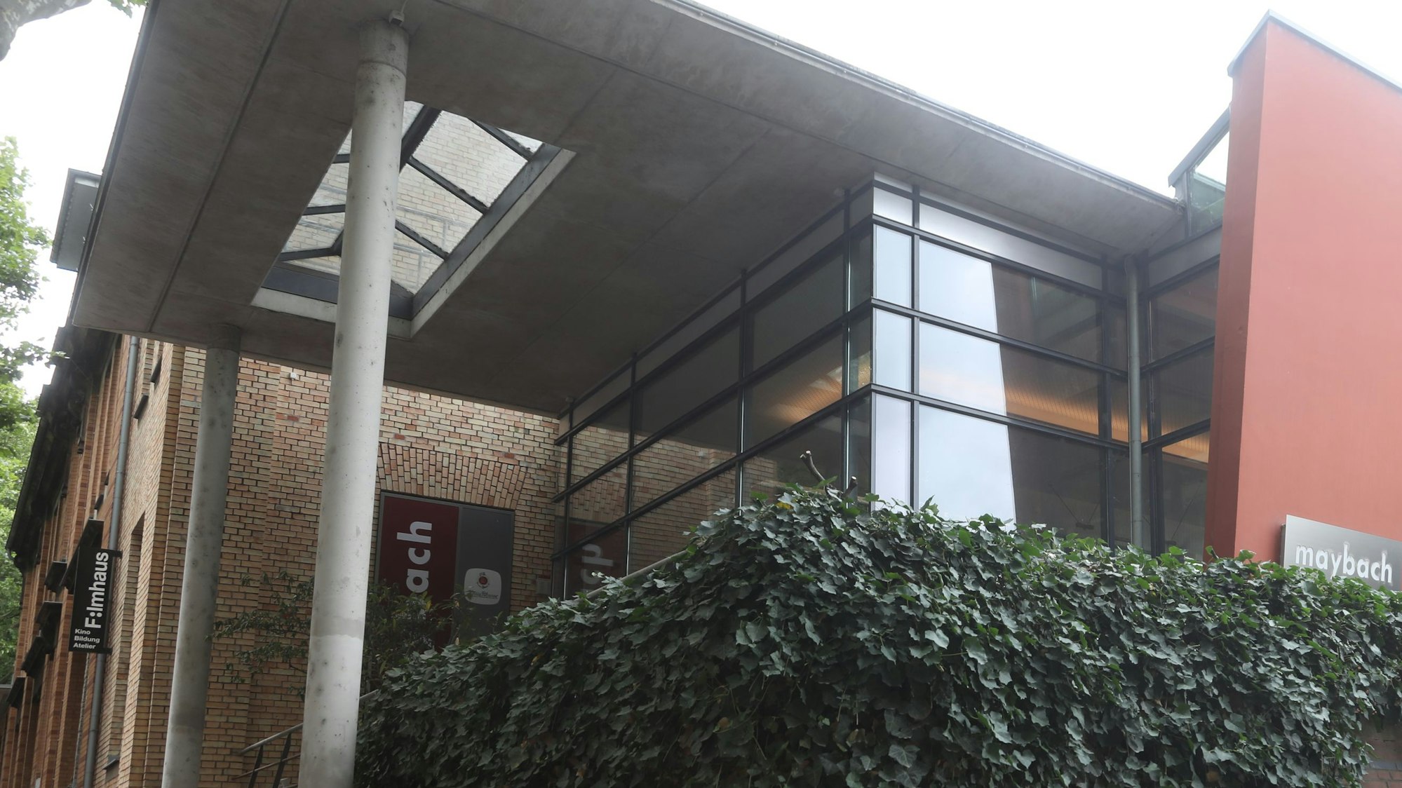 Das Filmhaus mit Restaurant Maybach daneben in Köln.