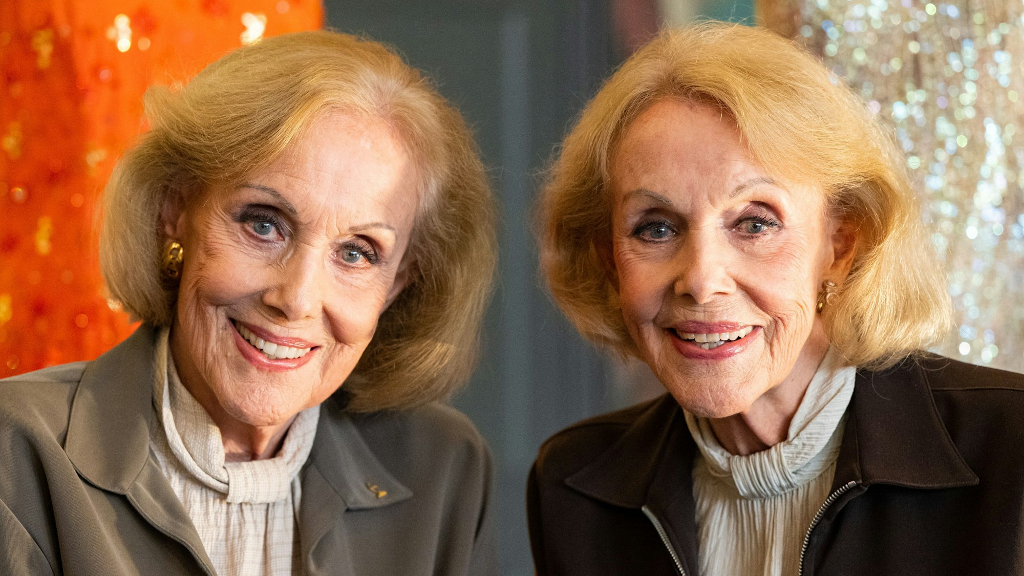 ARCHIV - 12.10.2022, Bayern, München: Die Kessler-Zwillinge, Alice (l.) und Ellen Kessler, posieren bei einem exklusiven Fototermin nach der Auftaktveranstaltung zu einer Online-Versteigerung ihrer Bühnenoutfits im Gärtnerplatztheater. (zu dpa: «Die Kessler-Zwillinge sind gestorben») Foto: Lennart Preiss/dpa +++ dpa-Bildfunk +++