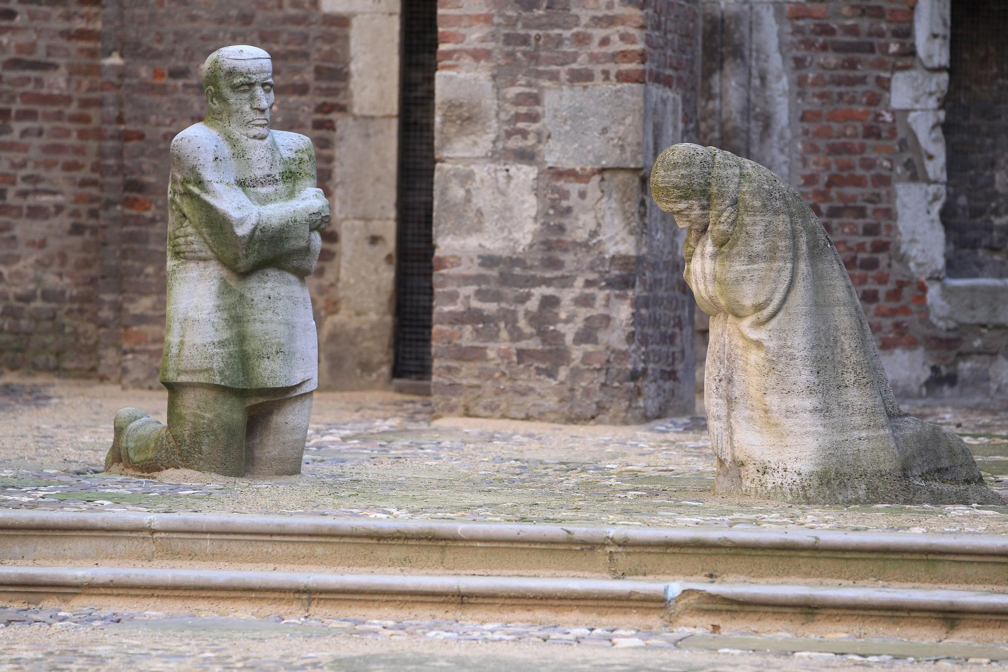 Vor der Kirchenruine von Alt St. Alban neben dem Gürzenich am Quatermarkt kniet und trauert ein Elternpaar. Wieder entworfen von Mataré, wieder ausgeführt von Erwin Heerich und Beuys, von ihm ist der Vater.