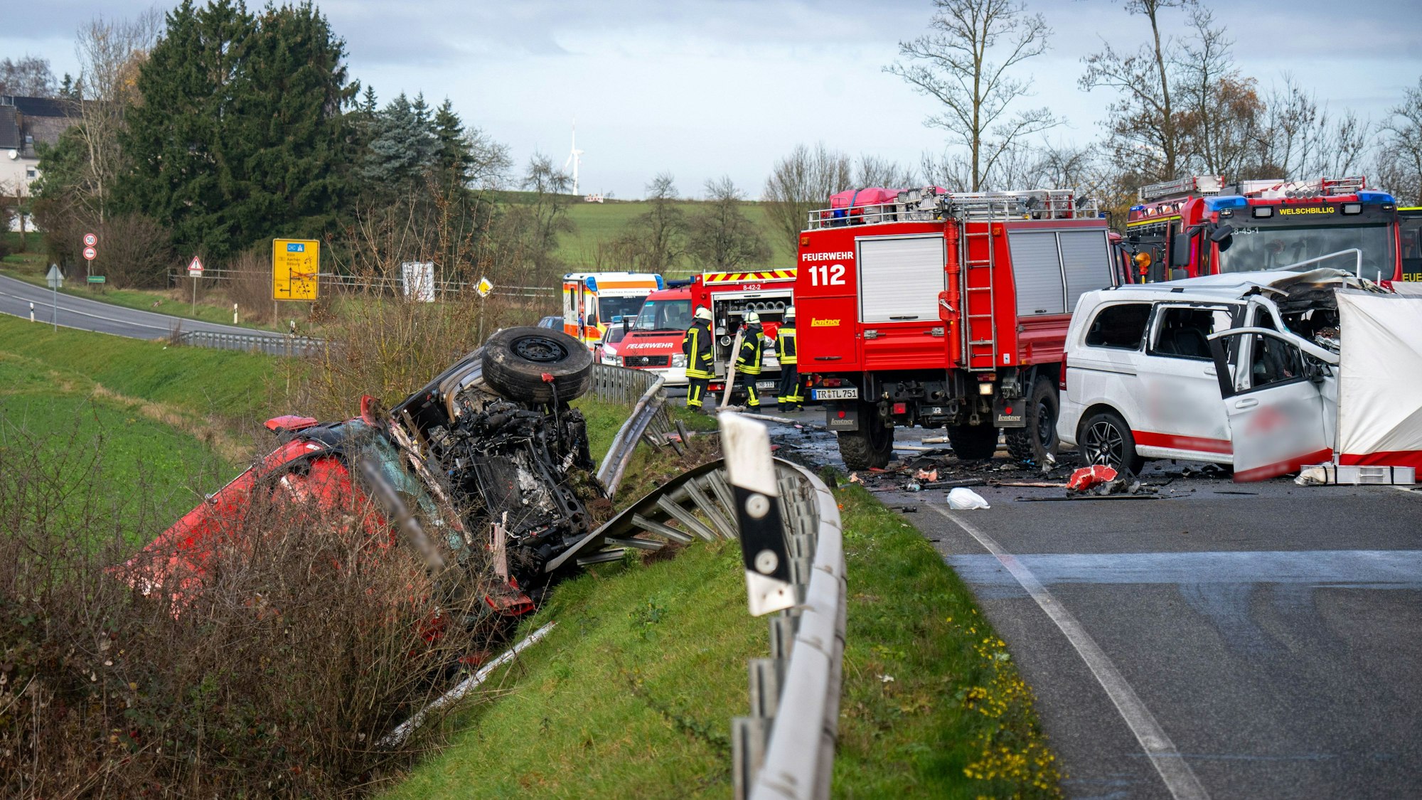 Welschbillig-Windmühle: Ein Lastwagen liegt am 18. November nach einem Frontalzusammenstoß mit einem Kleinbus (r.) hinter der Leitplanke an einem Abhang.