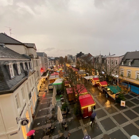 Das Foto zeigt den Weihnachtsmarkt in Brühl aus der Vogelperspektive.