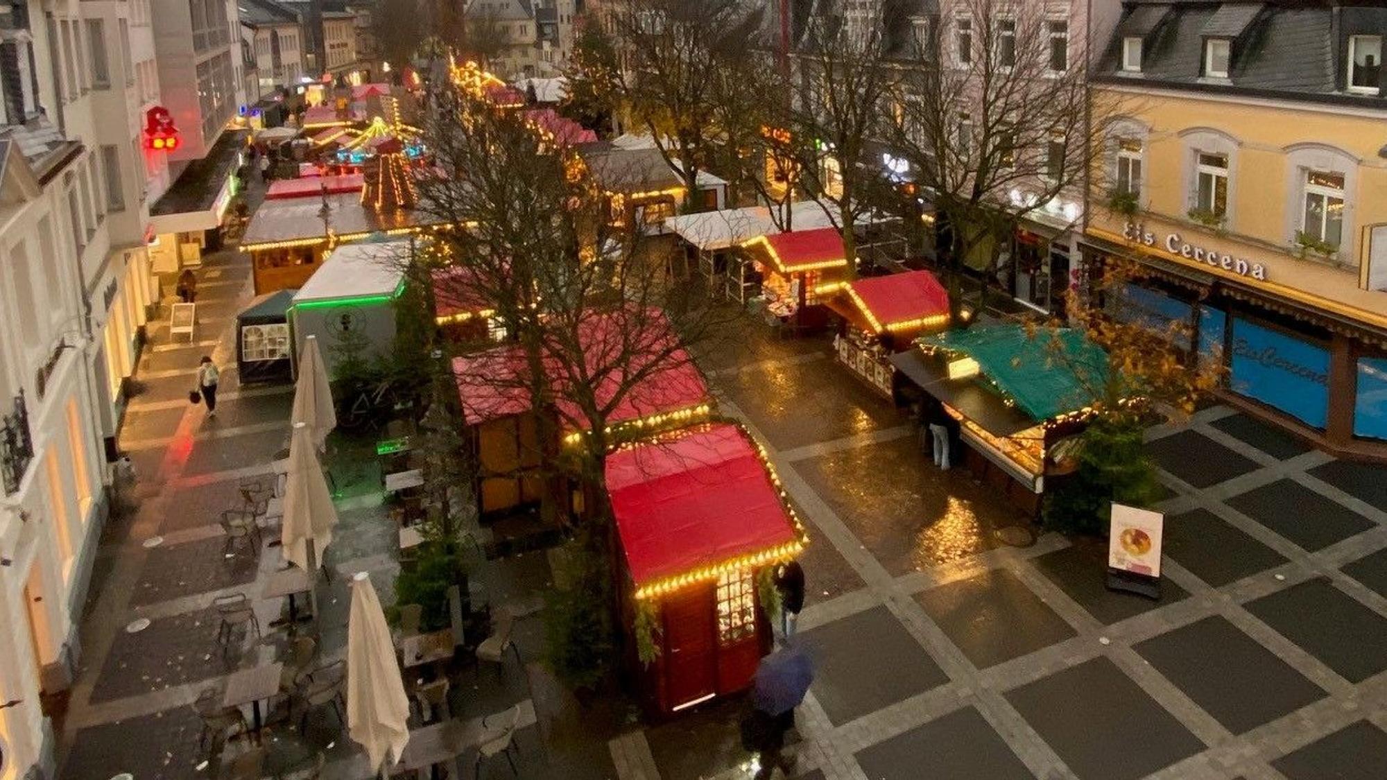 Das Foto zeigt den Weihnachtsmarkt in Brühl aus der Vogelperspektive.