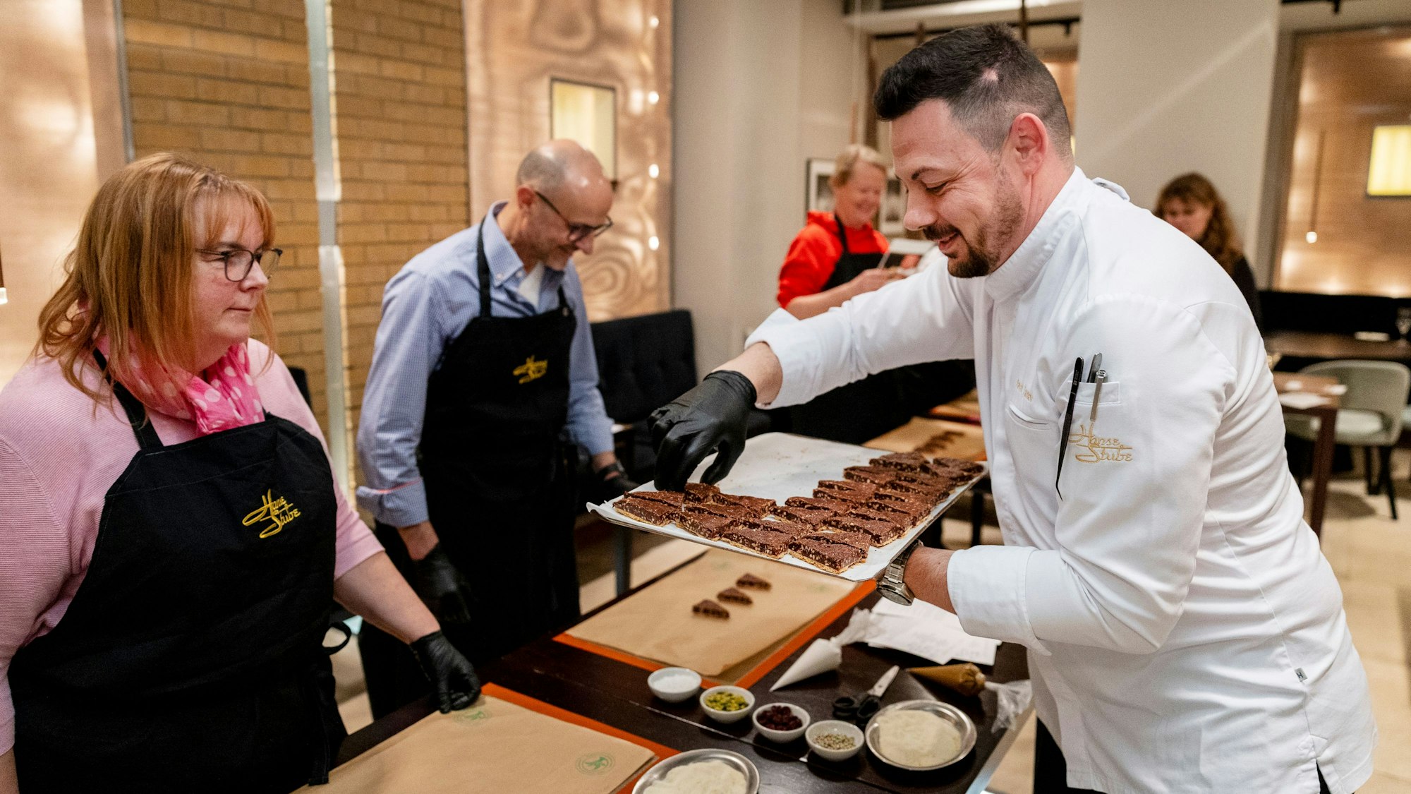 17.11.2025, Köln: Leser*innen des Kölner Stadt-Anzeiger backen unter der Anleitung von Franziska Claßen und Pavel Tanev im Excelsior Hotel Ernst Weihnachtsplätzchen.
Foto: Michael Bause