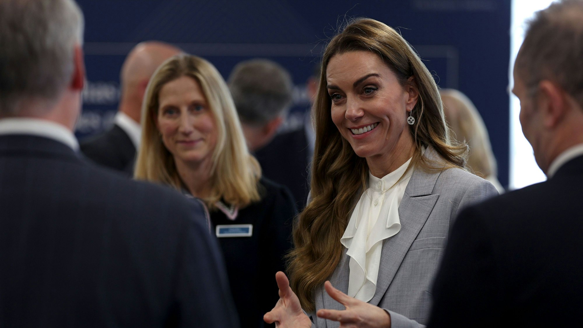 Prinzessin Kate unterhält sich während des „Future Workforce Summit“ im Salesforce Tower in London.