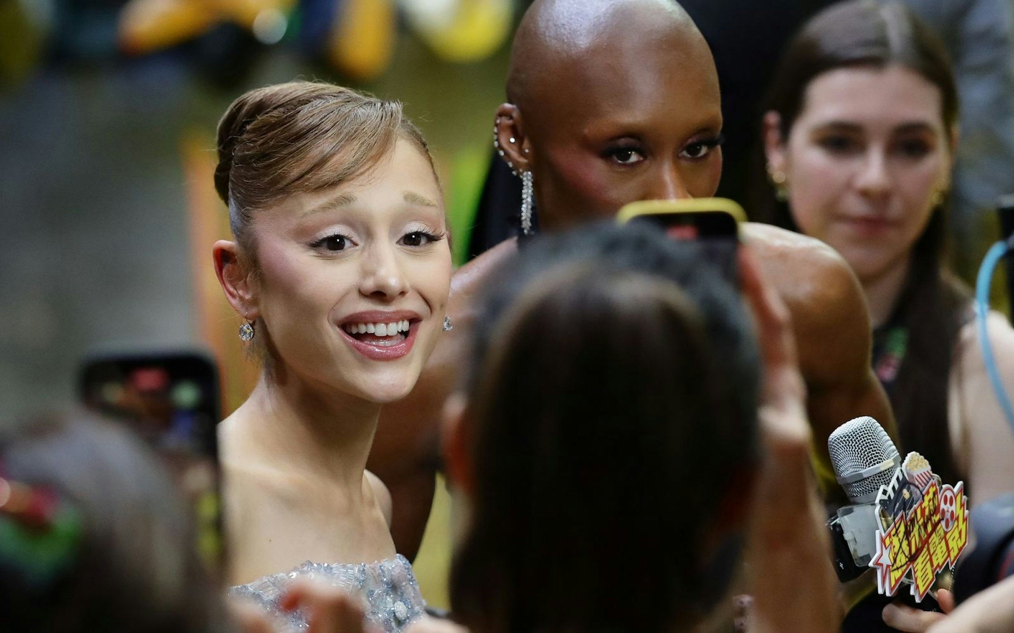 Ariana Grande (links) war bei der Premiere von „Wicked: For Good“ in Singapur von einem Mann bedrängt worden. Der 26-Jährige wurde nun zu neun Tagen Haft verurteilt. (Bild: 2025 Getty Images/Suhaimi Abdullah)