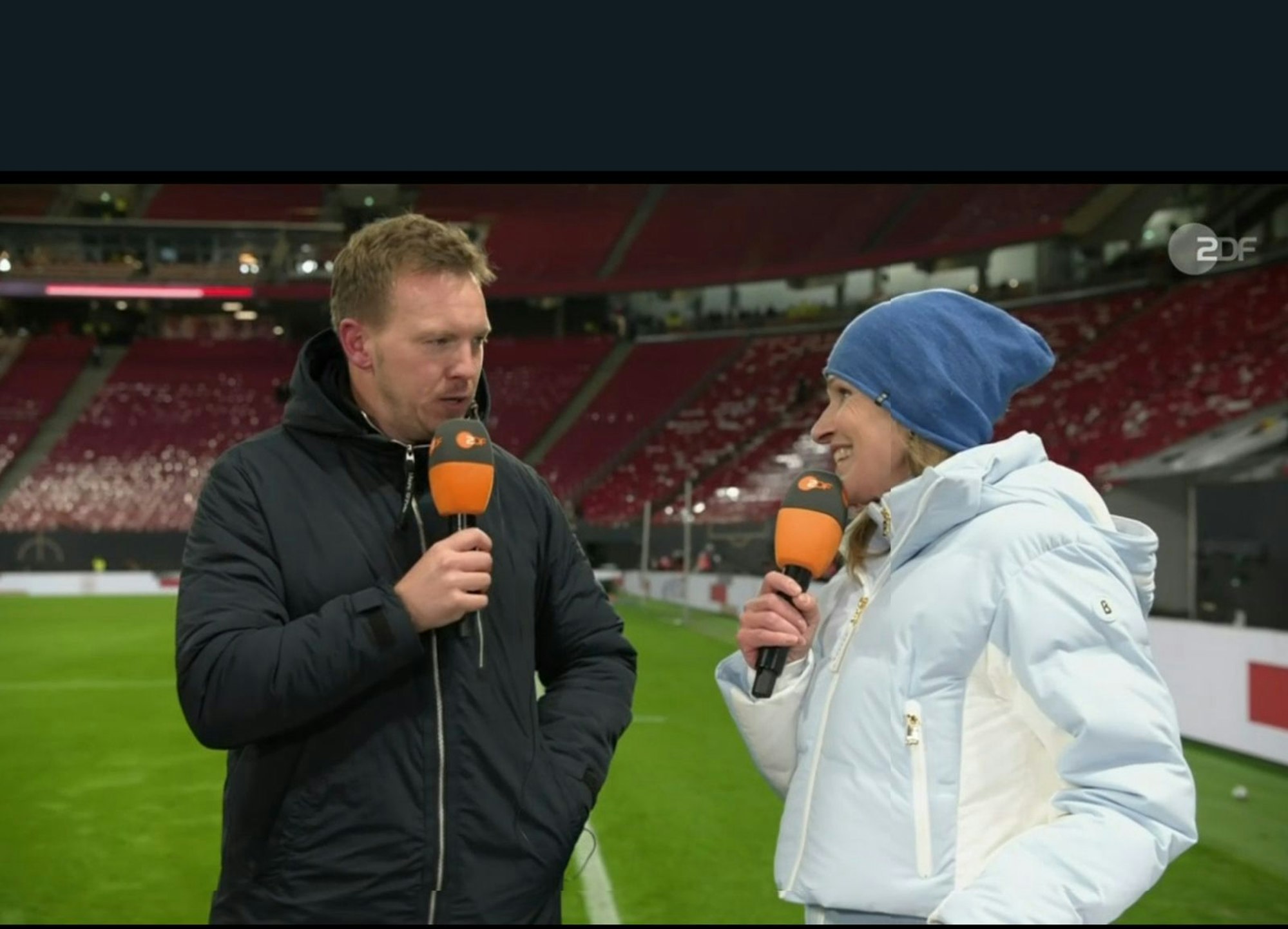 „Bin gespant, wie Sie uns das erklären“: Katrin Müller-Hohenstein im Gespräch mit Julian Nagelsmann nach dem Erfolg über die Slowakei, der die 21. WM-Teilnahme der deutschen Nationalmannschaft sicherte. (Bild: ZDF)