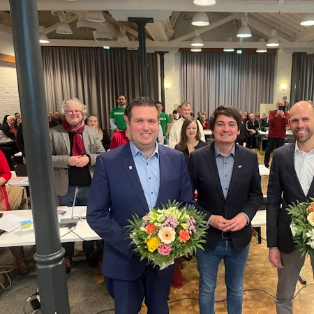 Bürgermeister Mario Dahm (M.) steht mit dem 1. stellvertretenden Bürgermeister Max Heller (CDU, r.) und dem 2. stellvertretenden Bürgermeister Oliver Brock (SPD, l.) vor dem Stadtrat in der Meys Fabrik.
