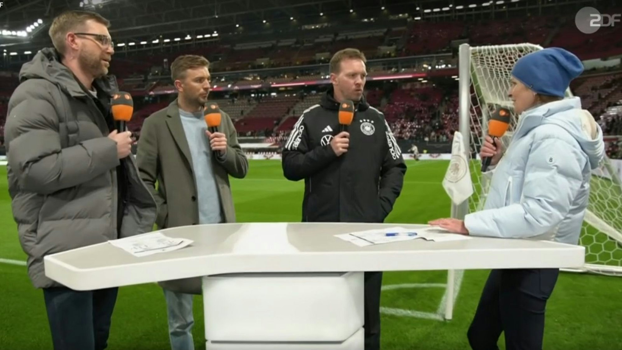 Katrin Müller-Hohenstein (rechts) mit den Experten Per Mertesacker und Christoph Kramer sowie Bundestainer Julian Nagelsmann vor dem WM-Qualifikationsspiel Deutschland - Slowakei. (Bild: ZDF)