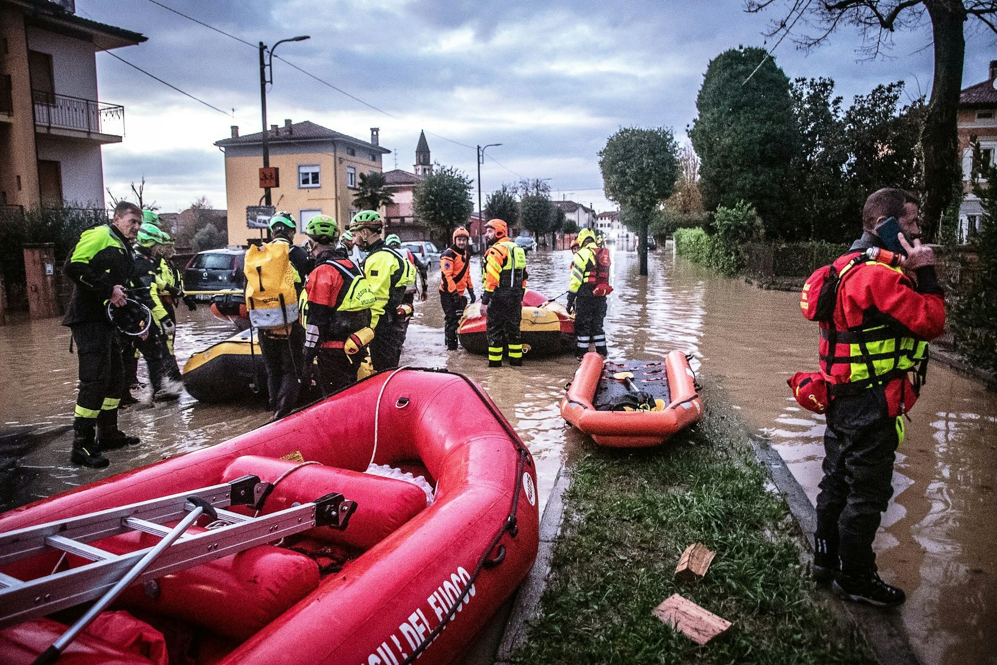 Die Feuerwehr ist nach den Unwettern im Großeinsatz.