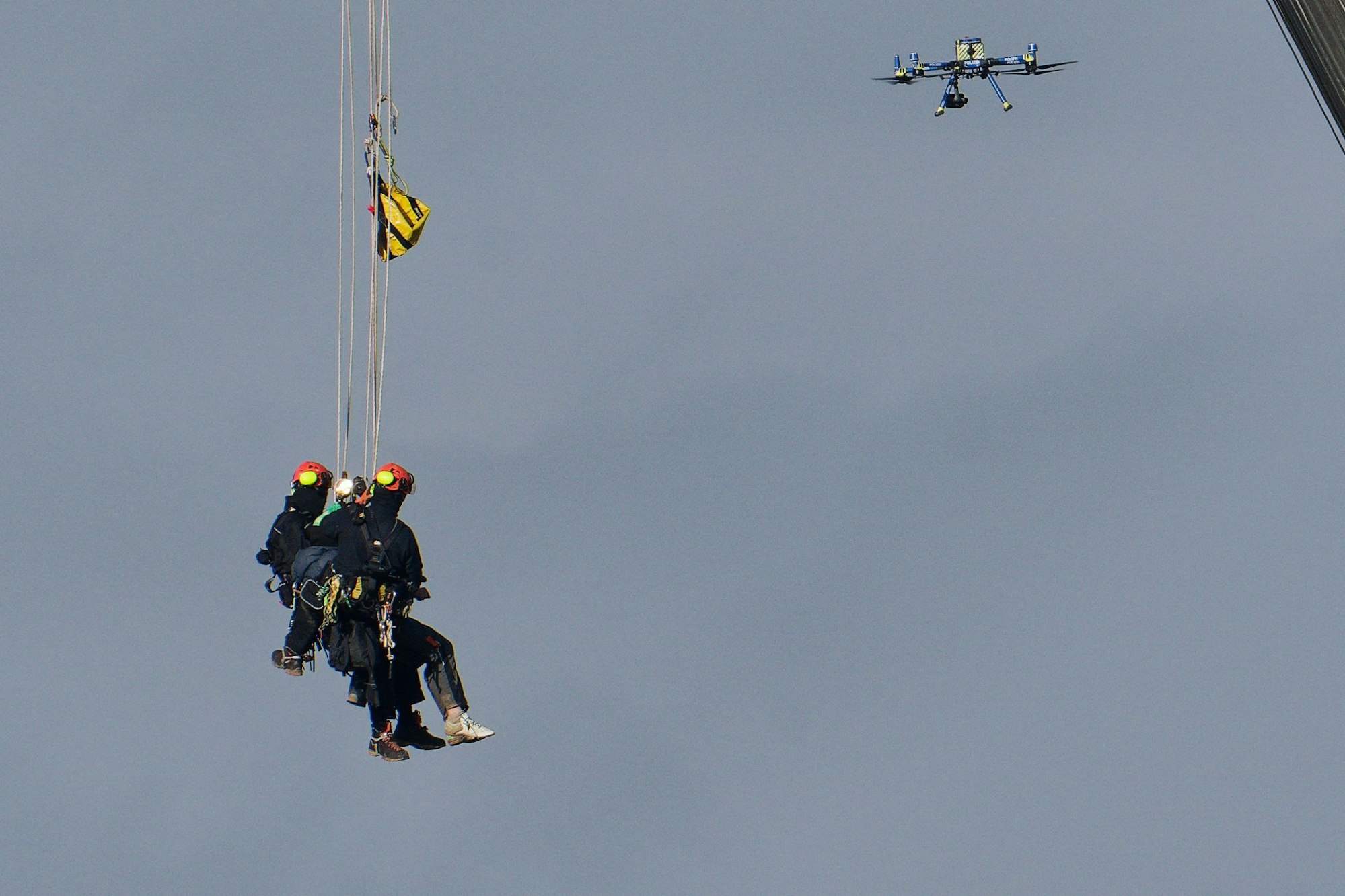 Polizisten evakuieren einen Aktivisten aus dem Sündenwäldchen am Hambacher Forst mit einem Kran.