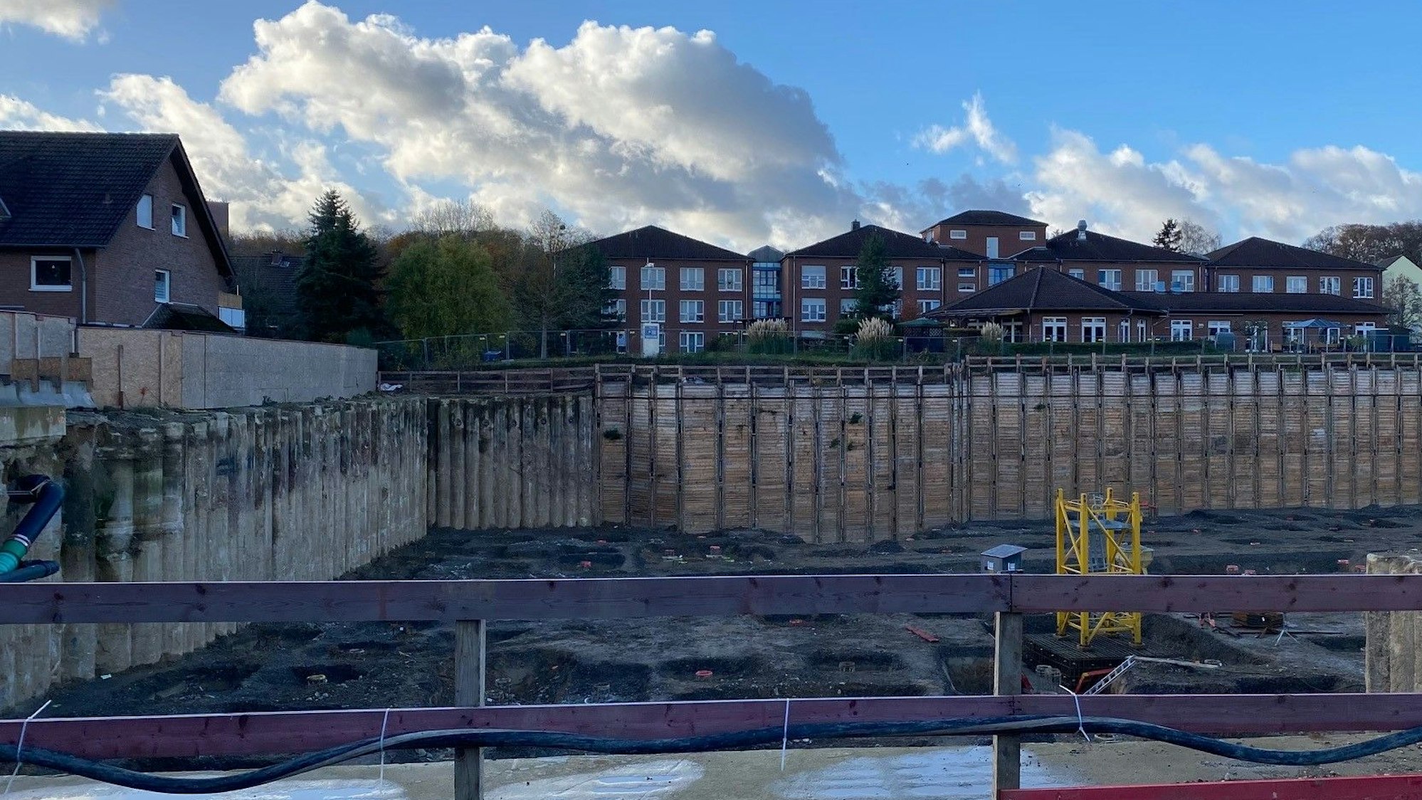 Zu sehen ist die Baugrube.